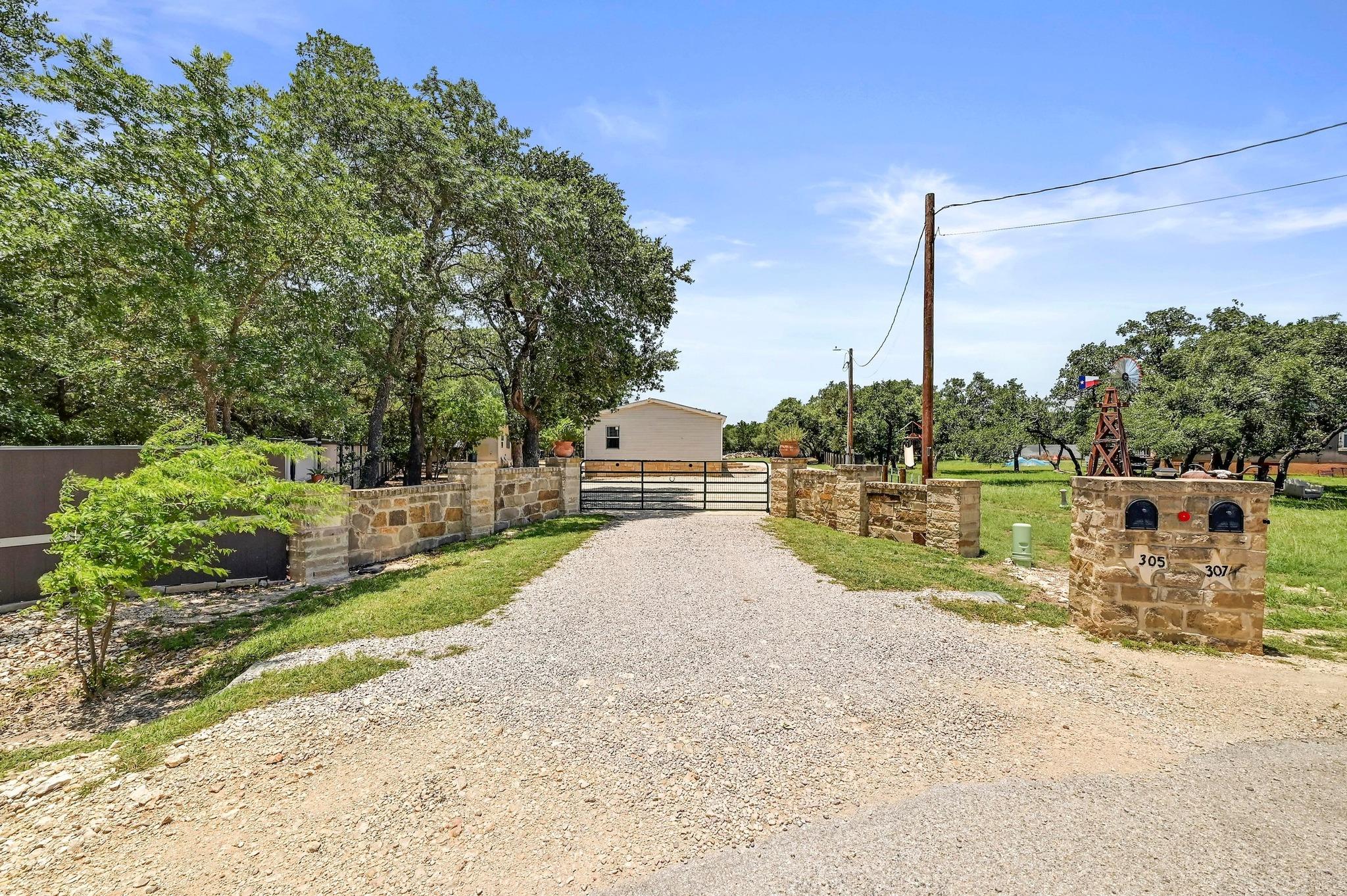 305 Saratoga Springs Cv, Liberty Hill, TX 78642
