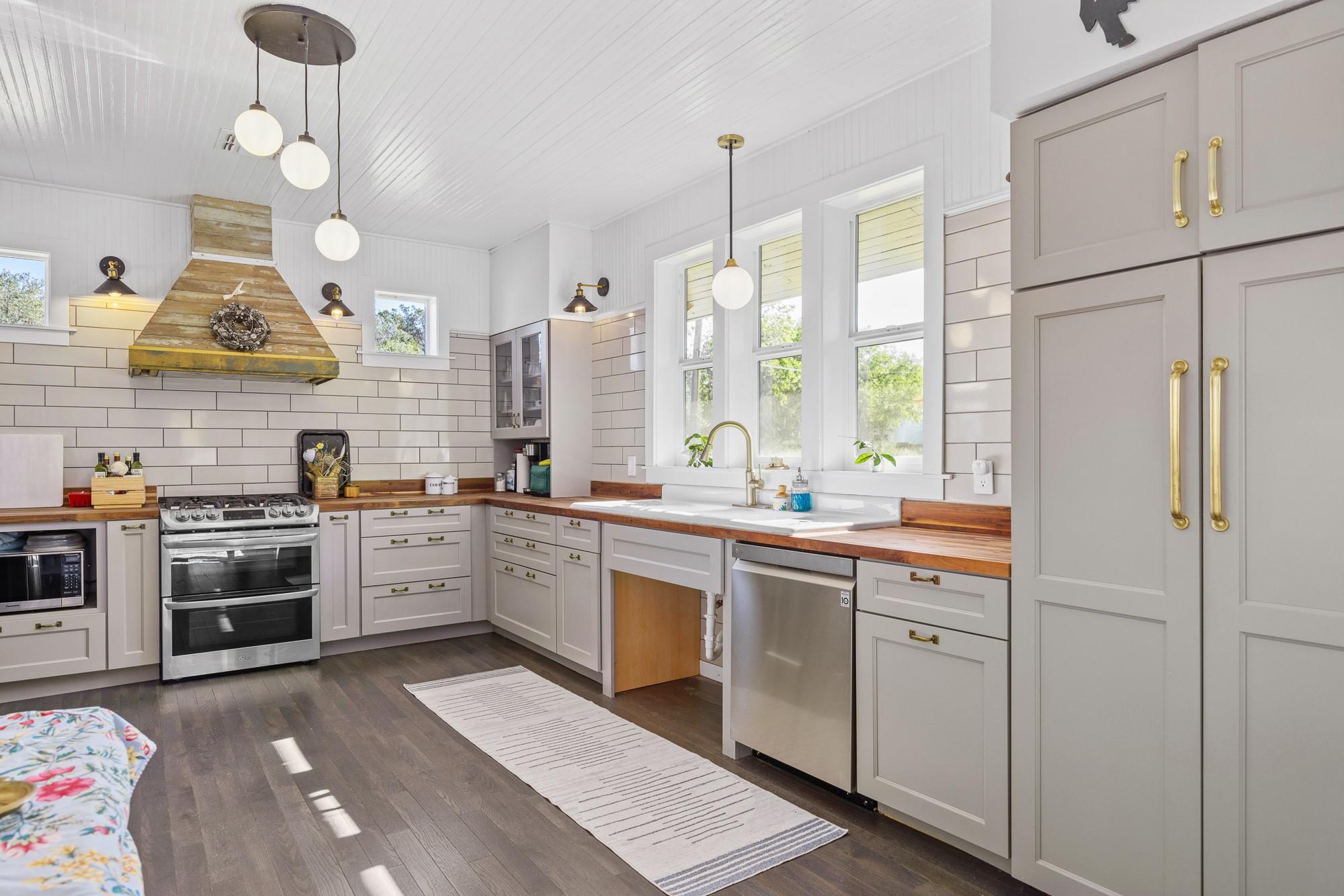 684 Stoneleigh Rd, Center Point, TX 78010