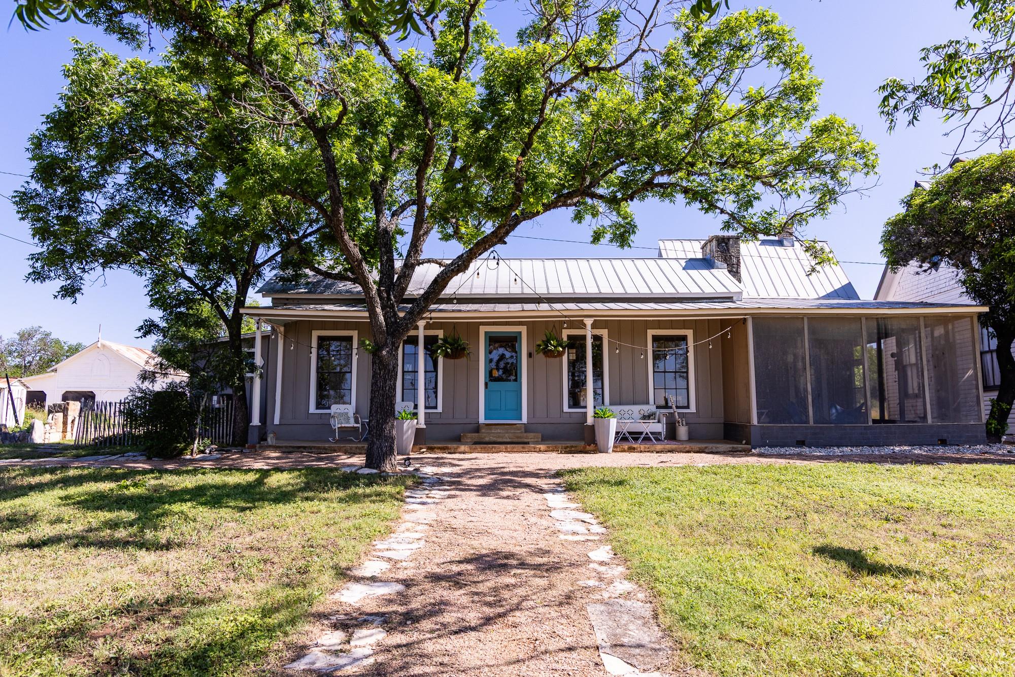 684 Stoneleigh Rd, Center Point, TX 78010