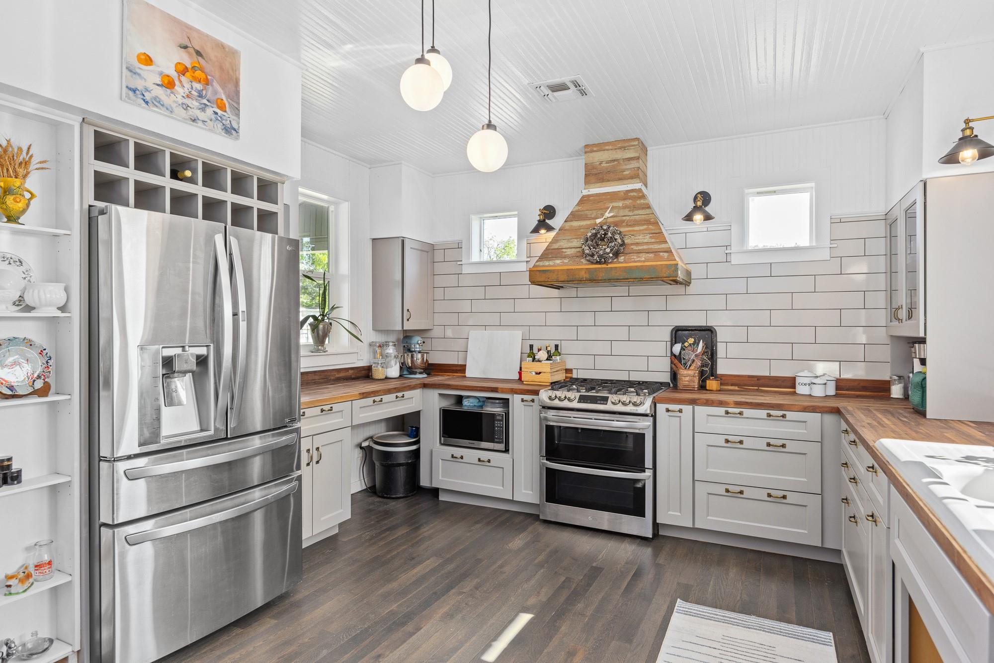 684 Stoneleigh Rd, Center Point, TX 78010