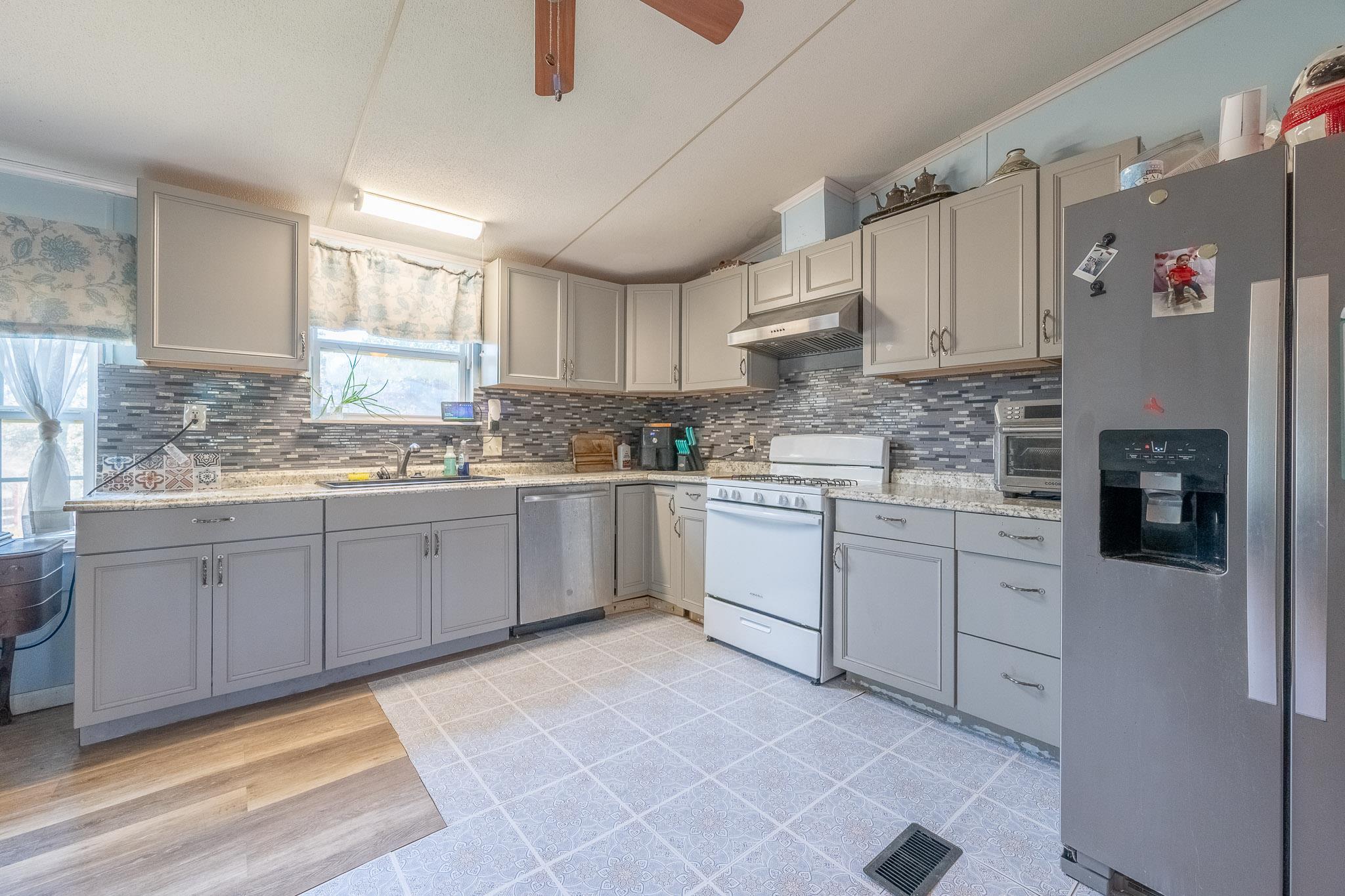 664 Hidden Oaks Dr, Elgin, TX 78621