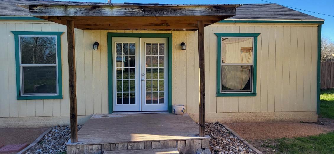 148 Meadows Dr, Elgin, TX 78621