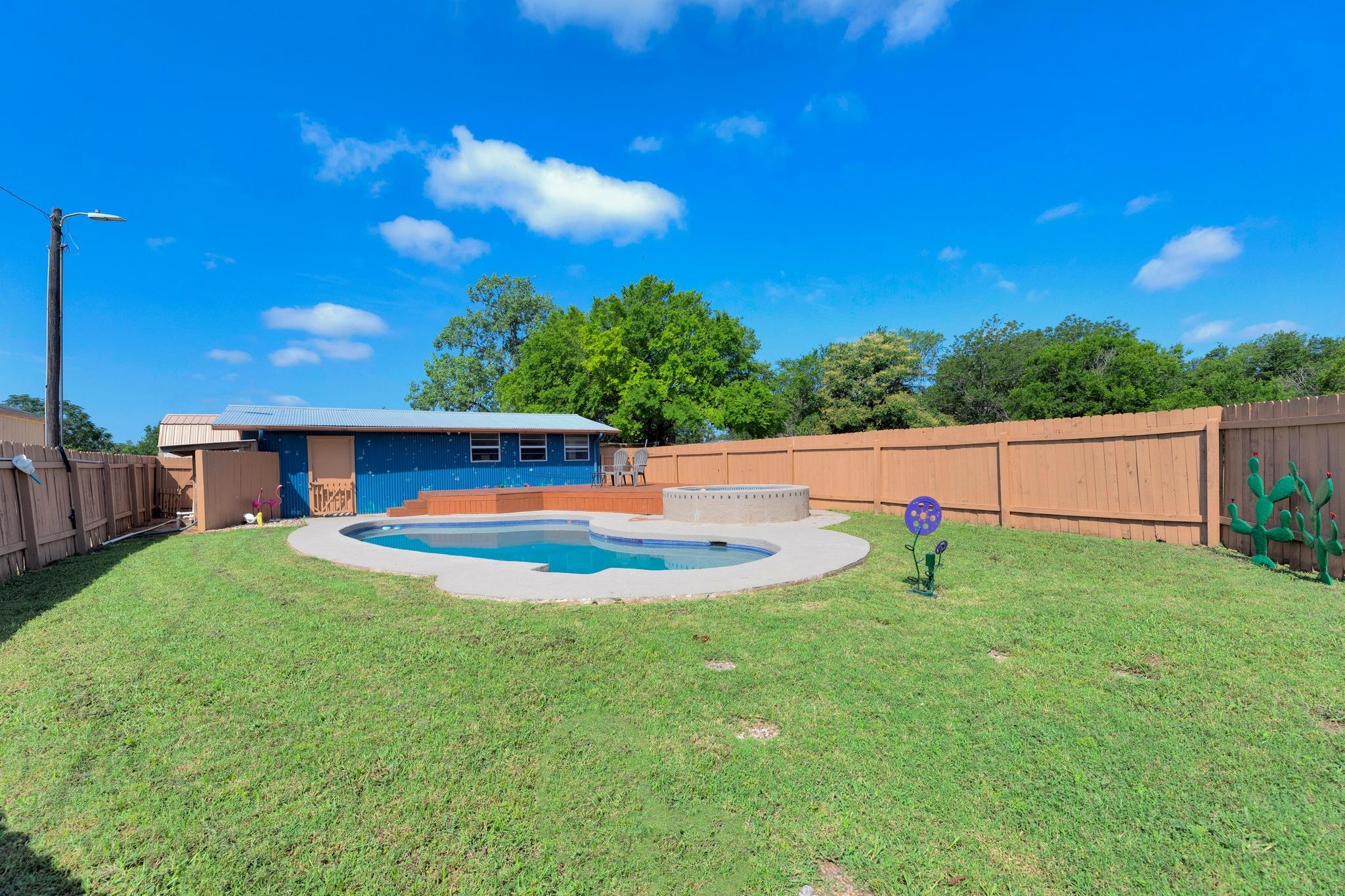 148 Meadows Dr, Elgin, TX 78621