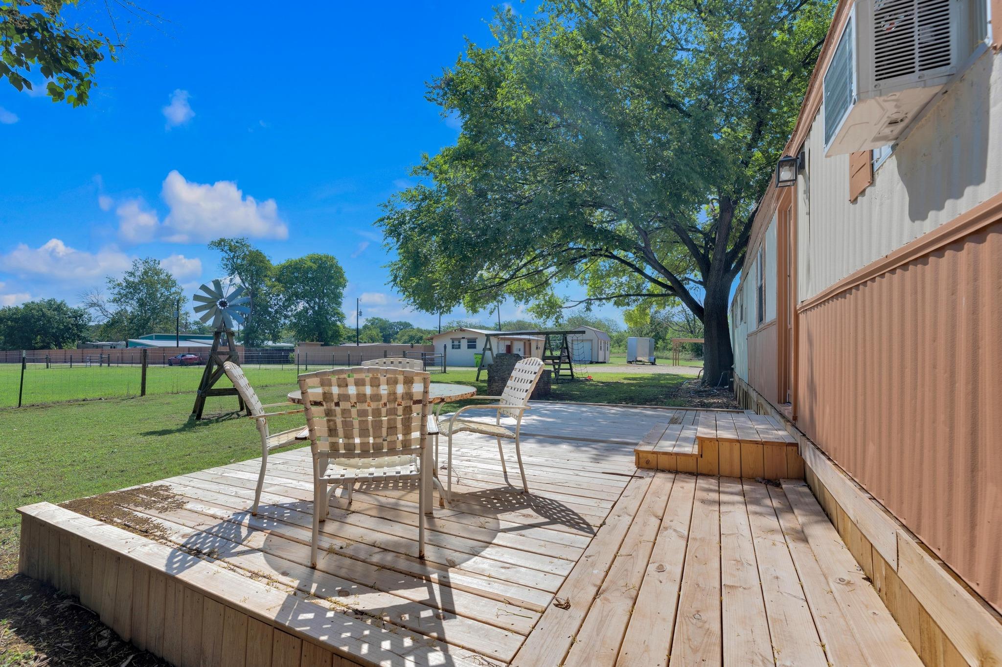 148 Meadows Dr, Elgin, TX 78621