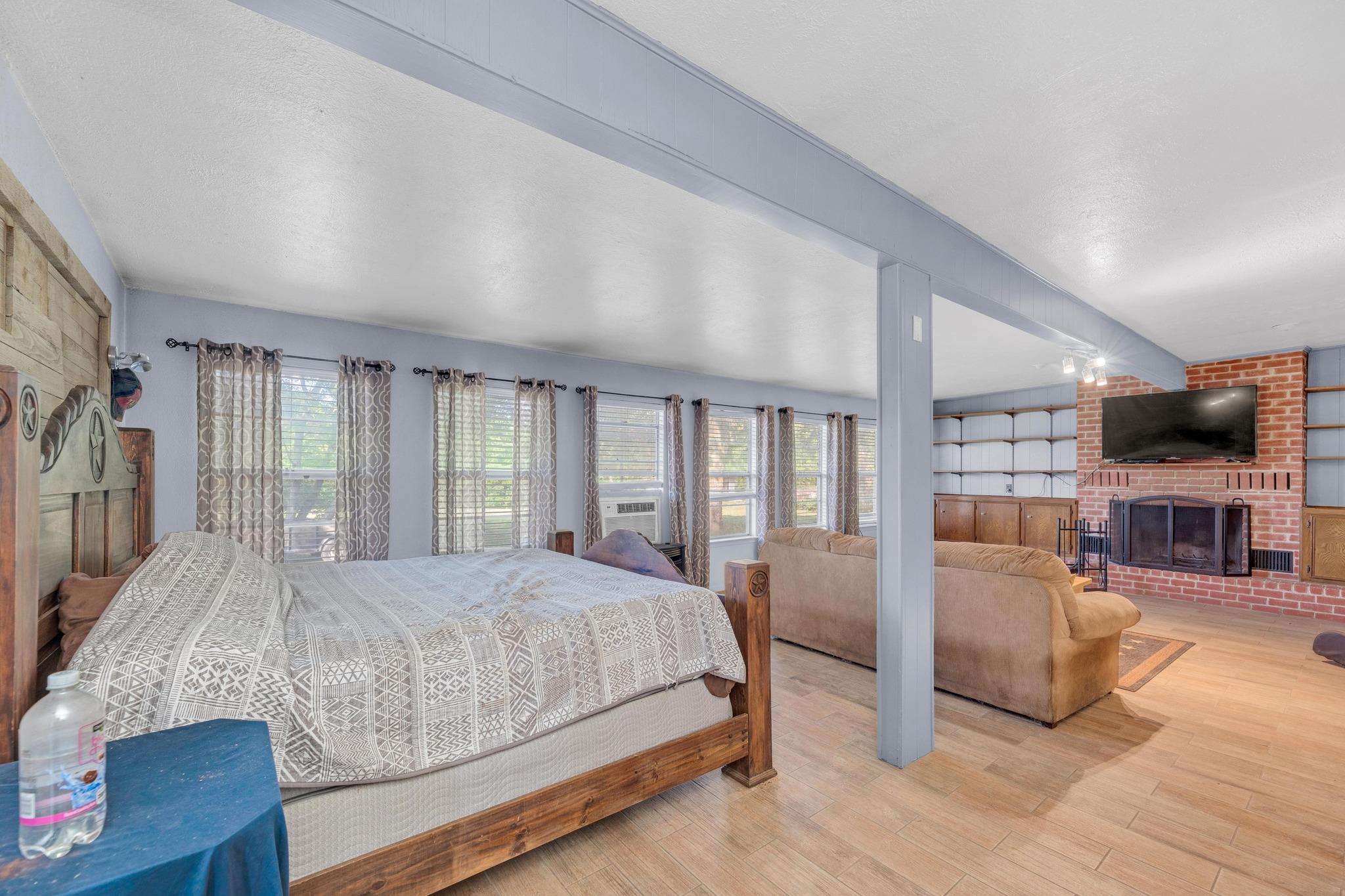 148 Meadows Dr, Elgin, TX 78621