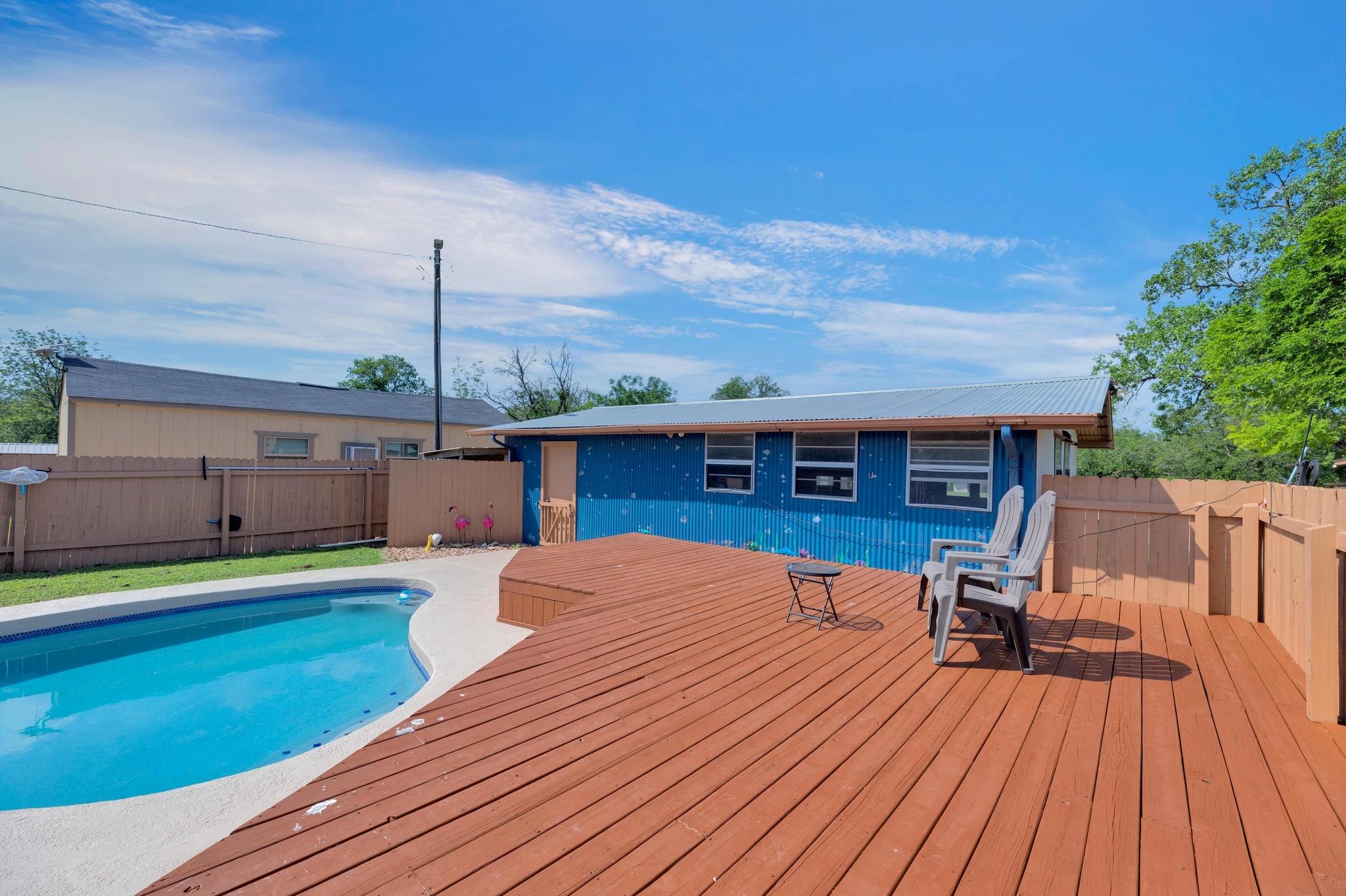 148 Meadows Dr, Elgin, TX 78621