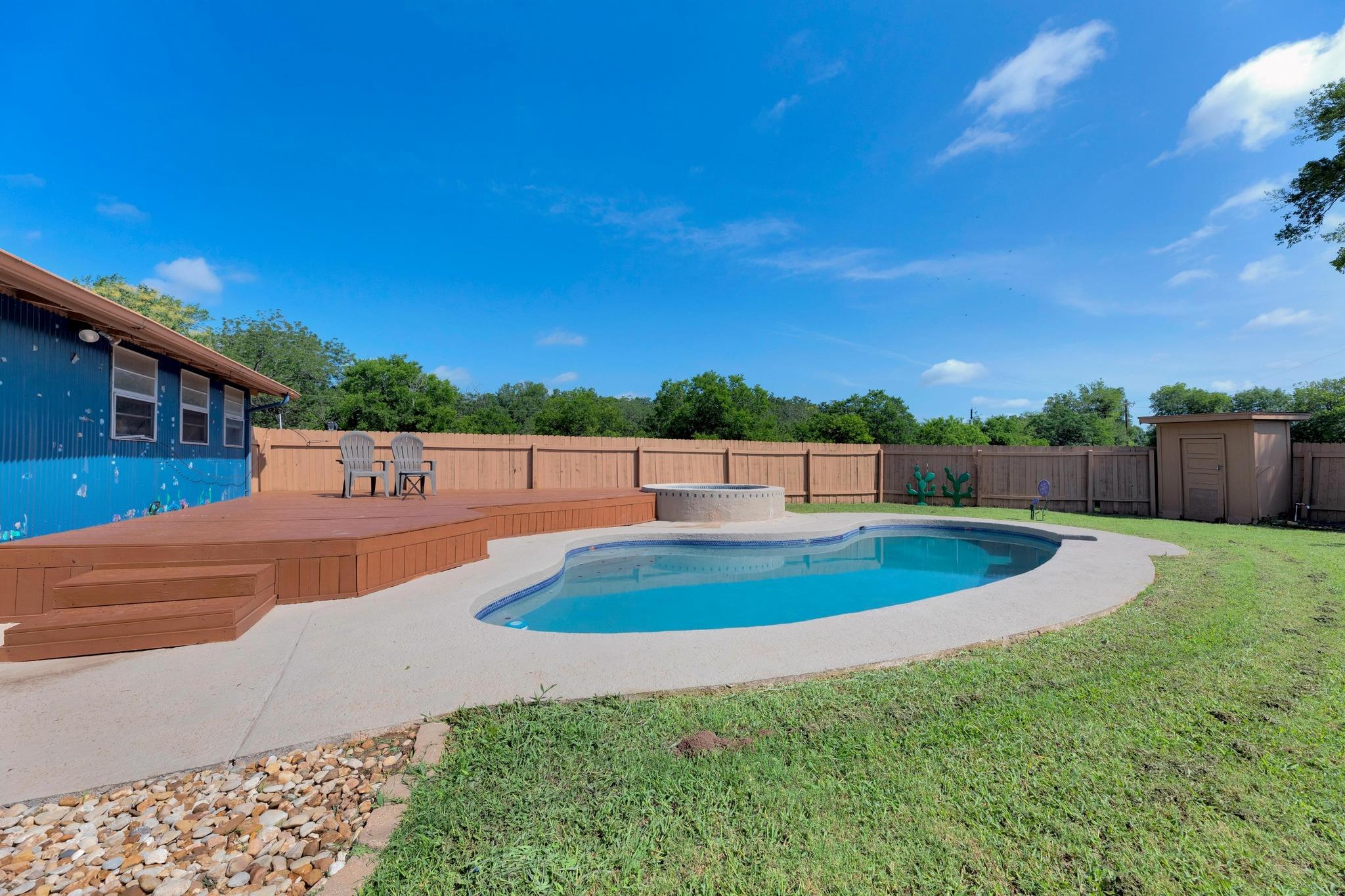 148 Meadows Dr, Elgin, TX 78621