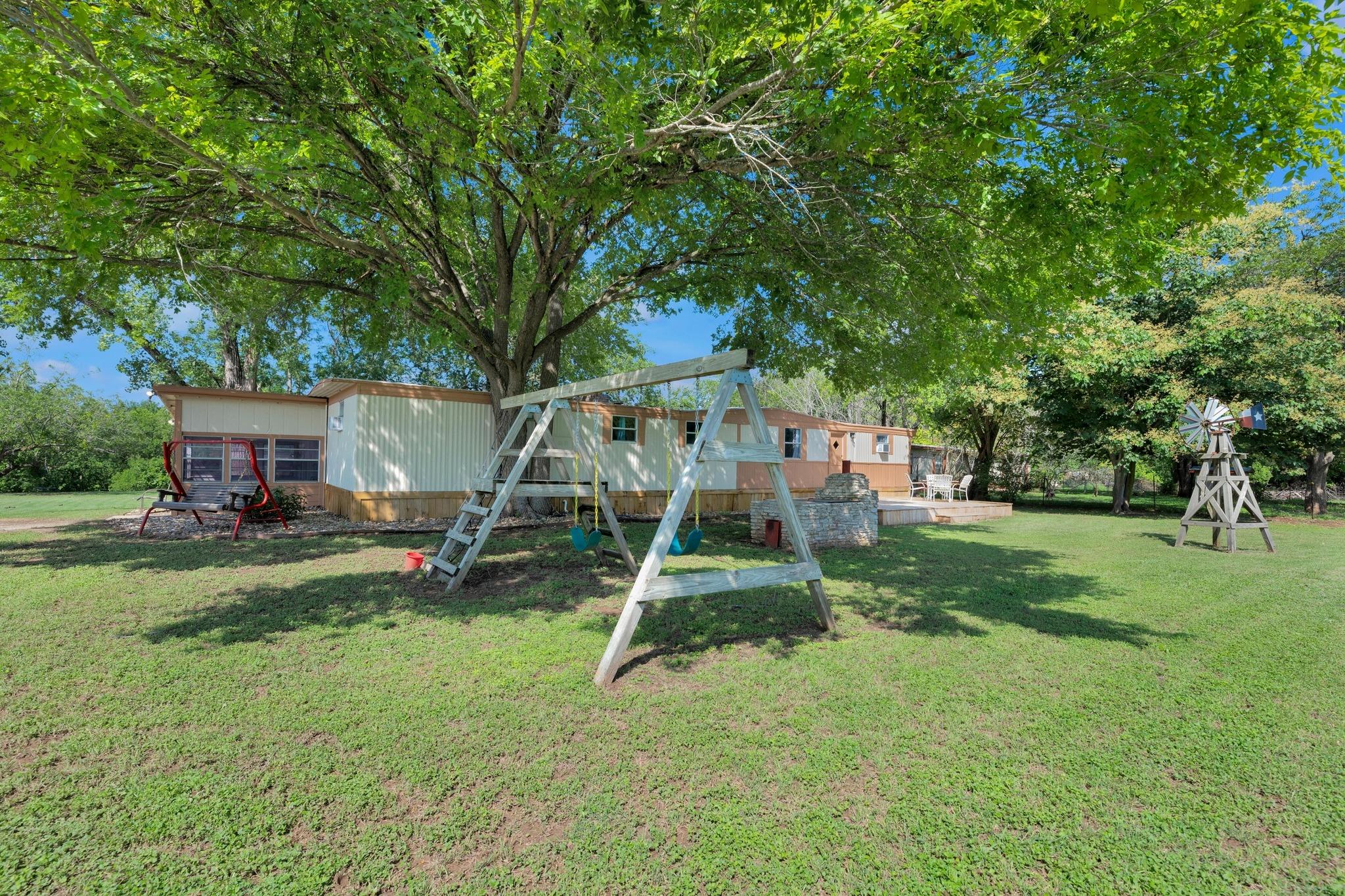 148 Meadows Dr, Elgin, TX 78621