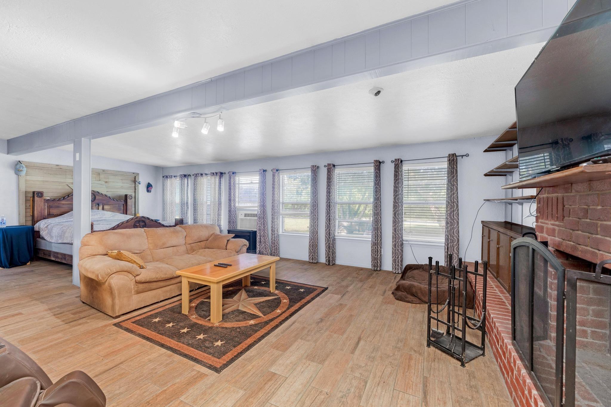 148 Meadows Dr, Elgin, TX 78621