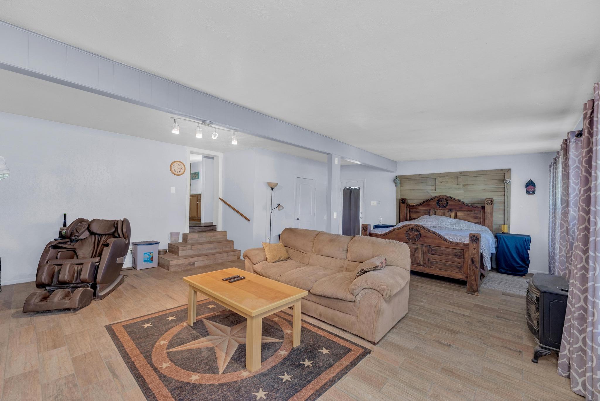 148 Meadows Dr, Elgin, TX 78621