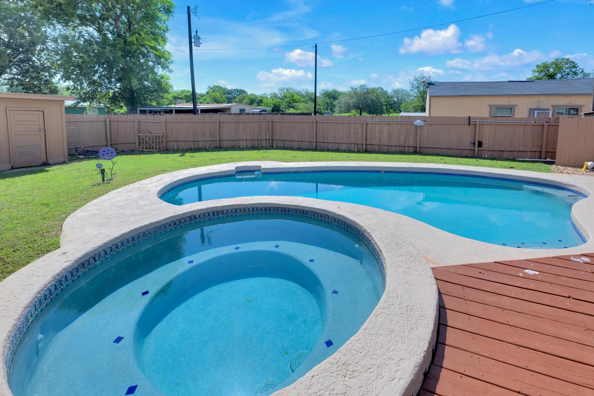 148 Meadows Dr, Elgin, TX 78621