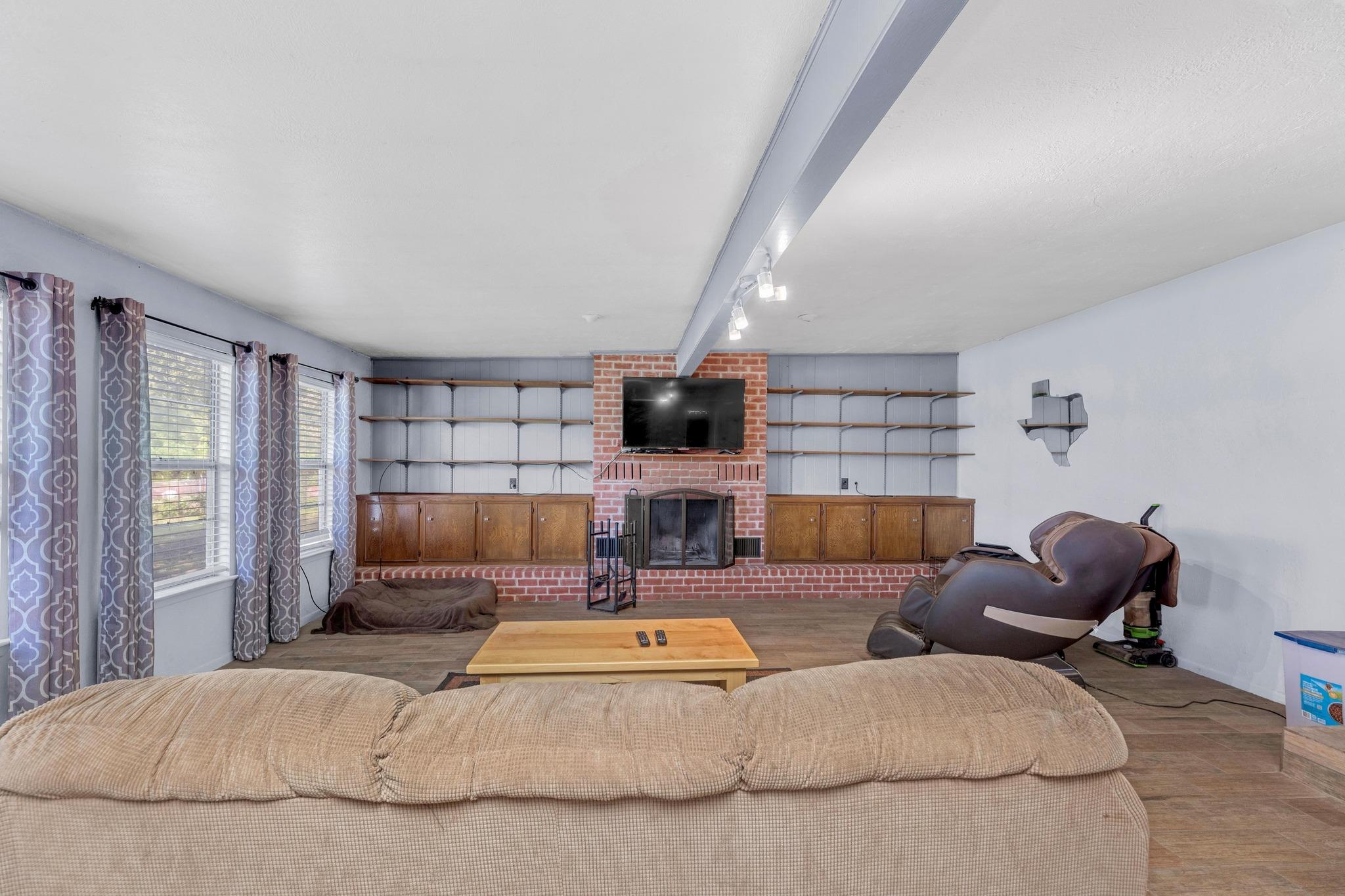 148 Meadows Dr, Elgin, TX 78621