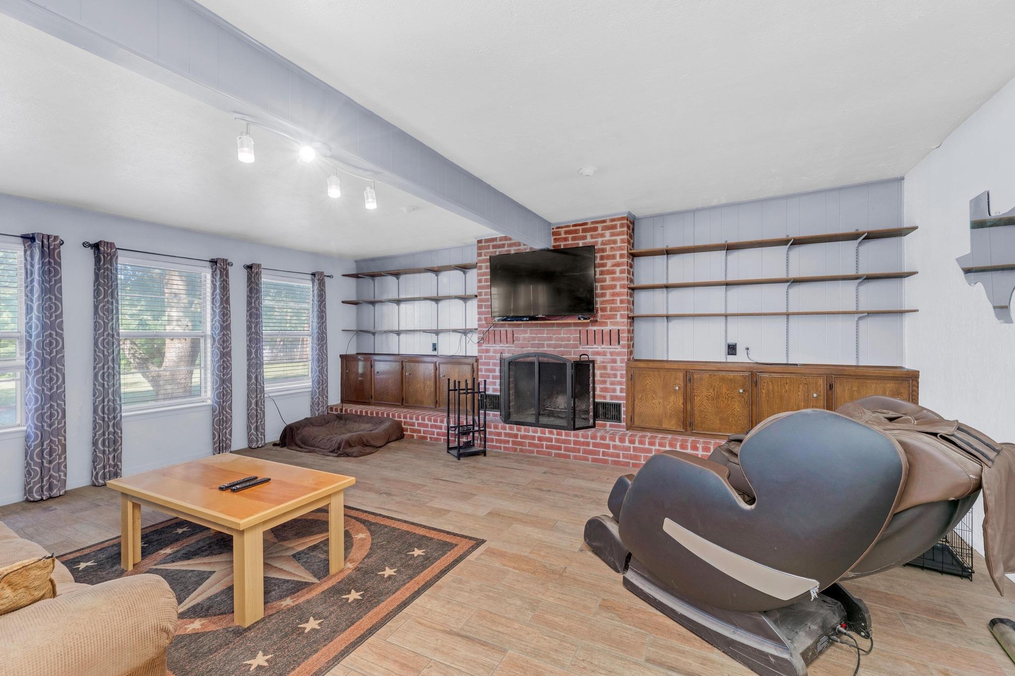 148 Meadows Dr, Elgin, TX 78621