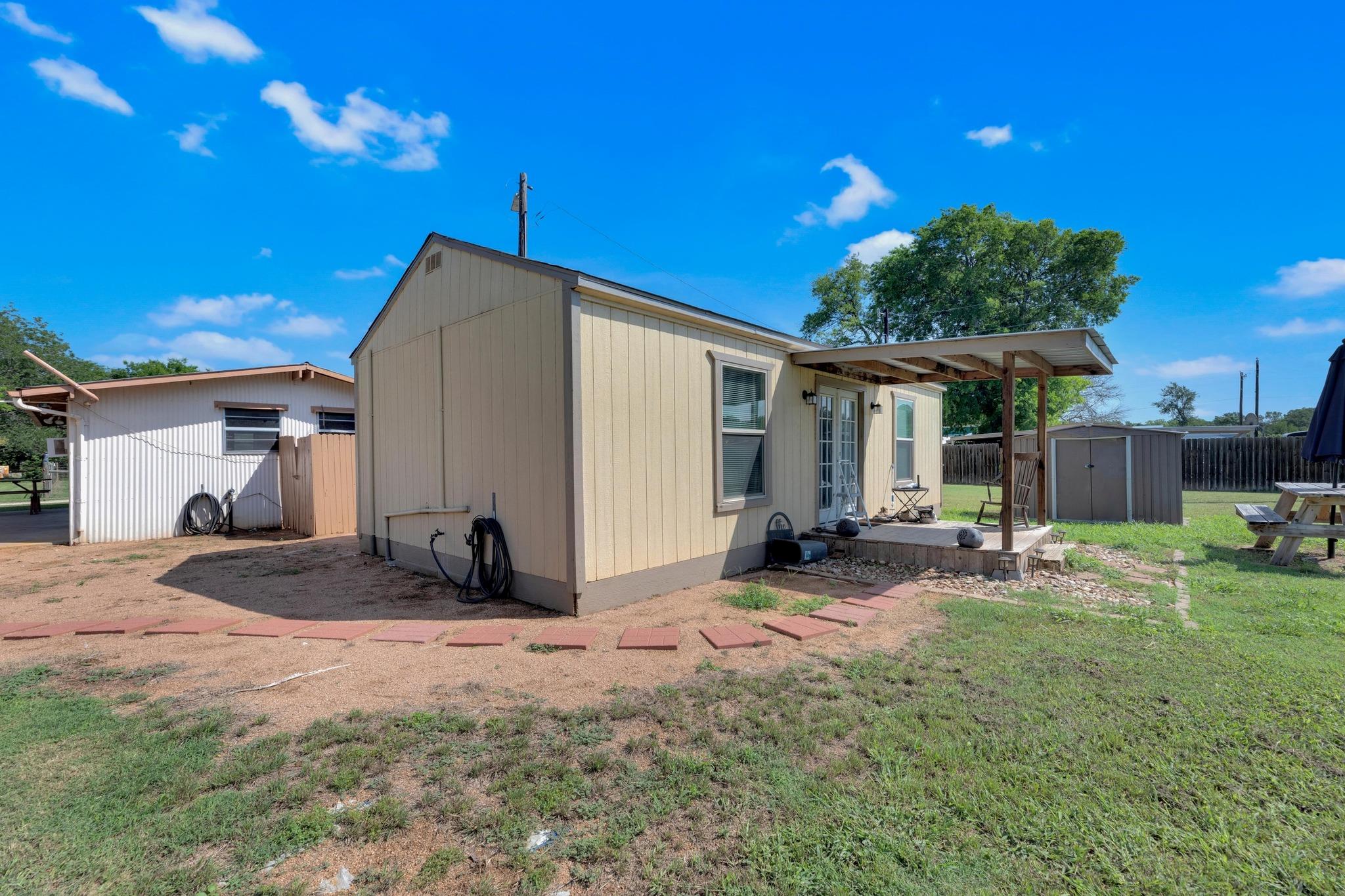 148 Meadows Dr, Elgin, TX 78621