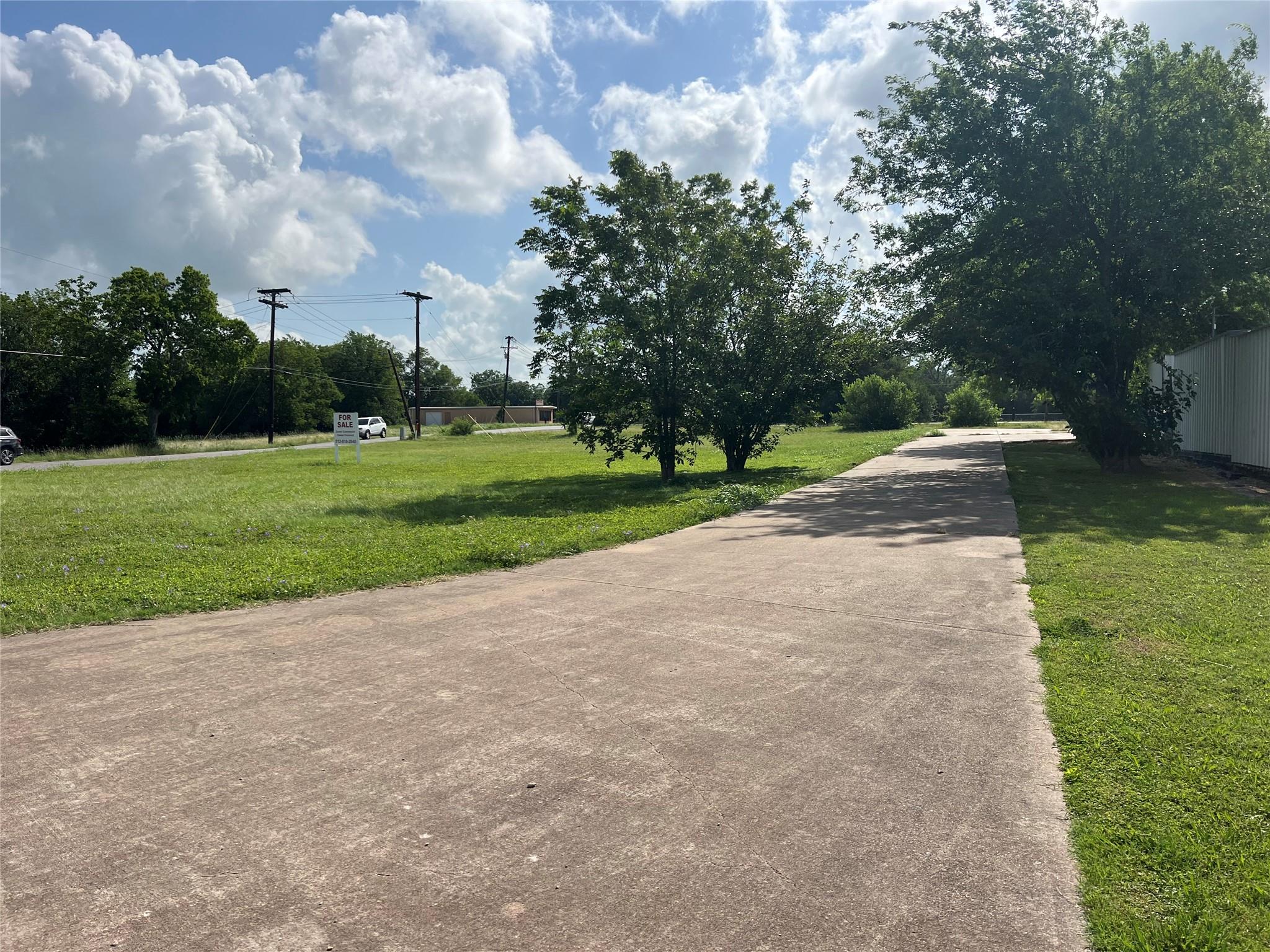 212 E Lake Dr, Taylor, TX 76574