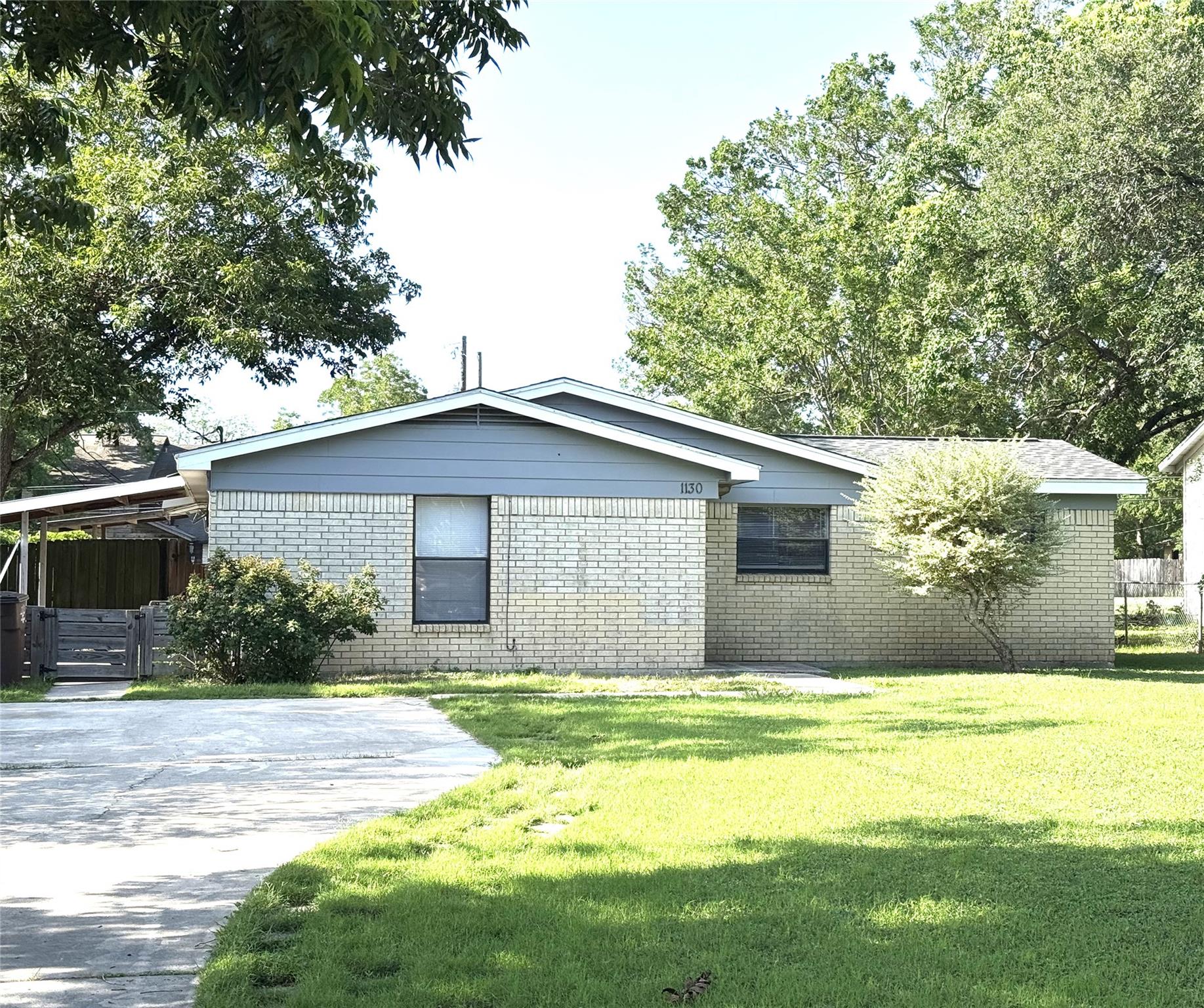 1130 Bois D Arc St, Lockhart, TX 78644