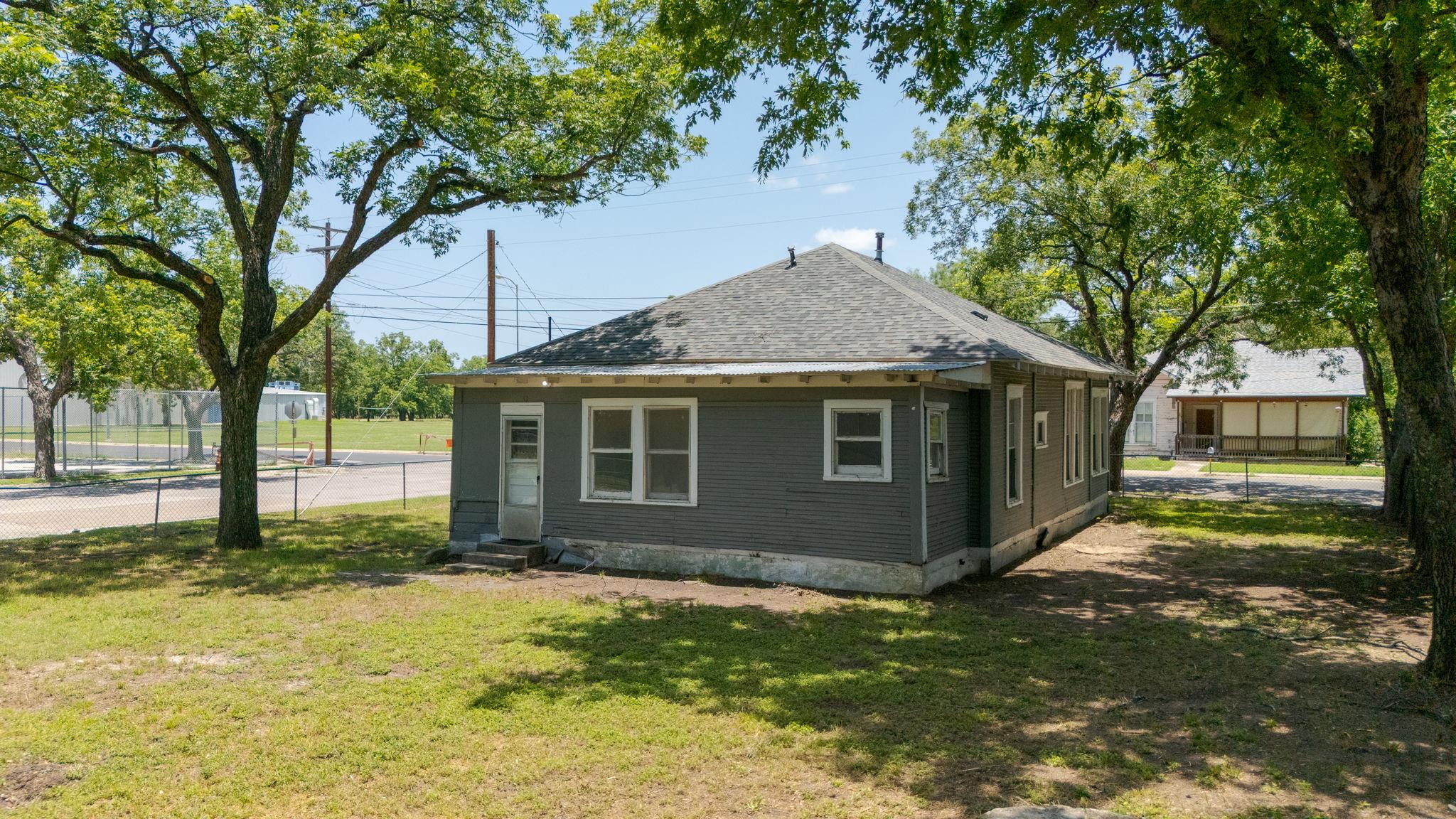 102 S Western Ave, Lampasas, TX 76550