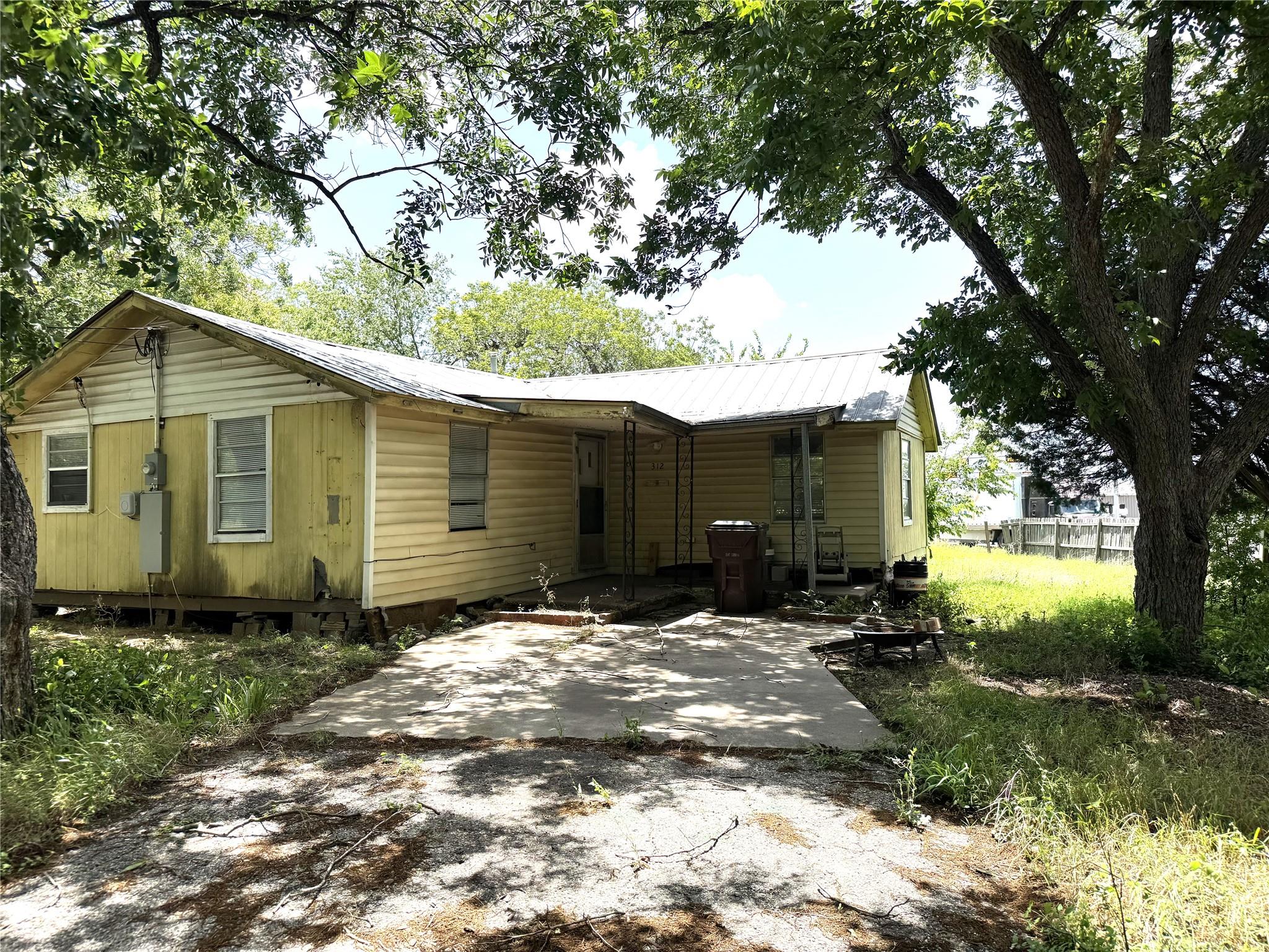 312 Laredo St, Lockhart, TX 78644