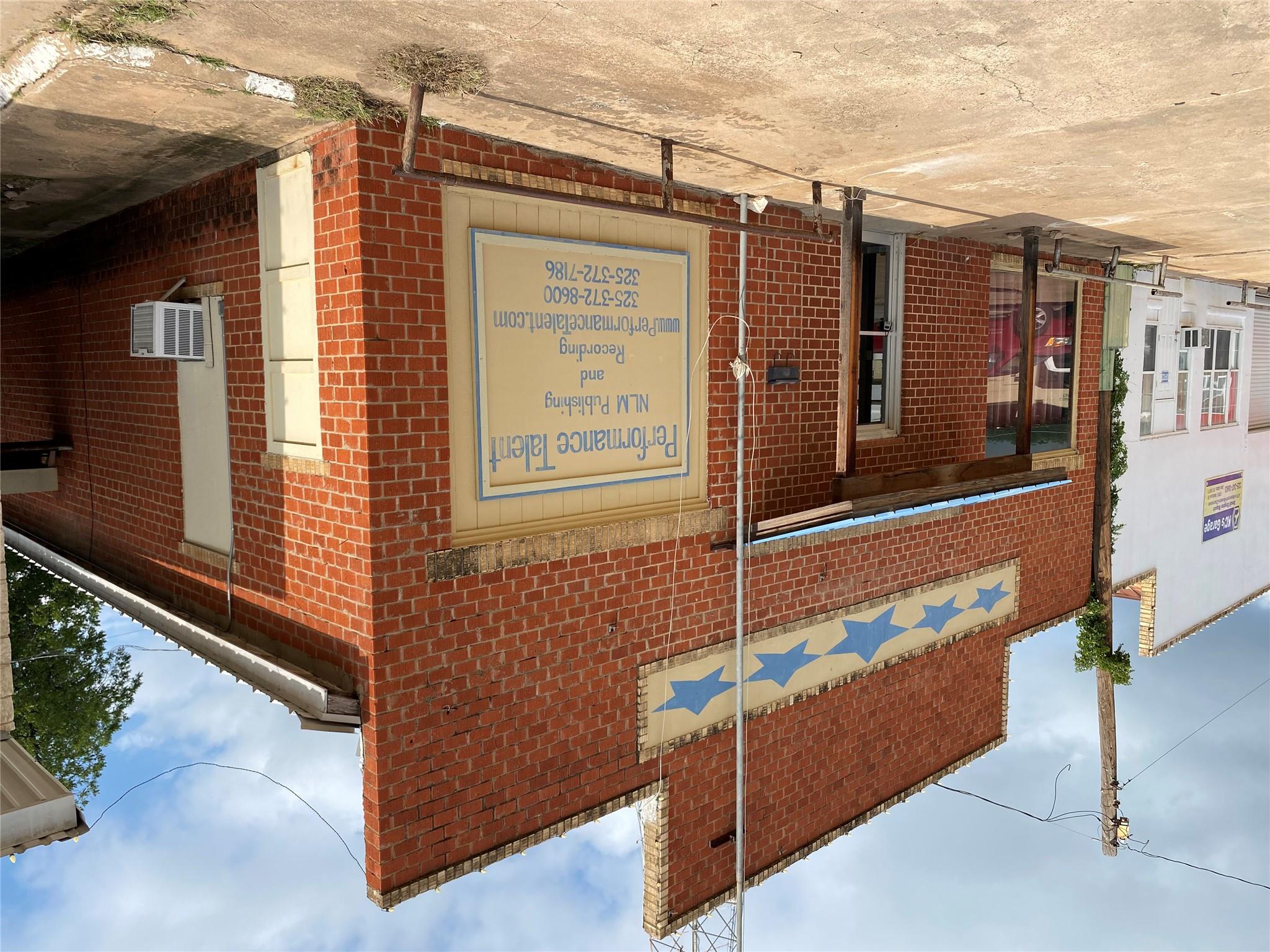111 E Wallace St, San Saba, TX 76877
