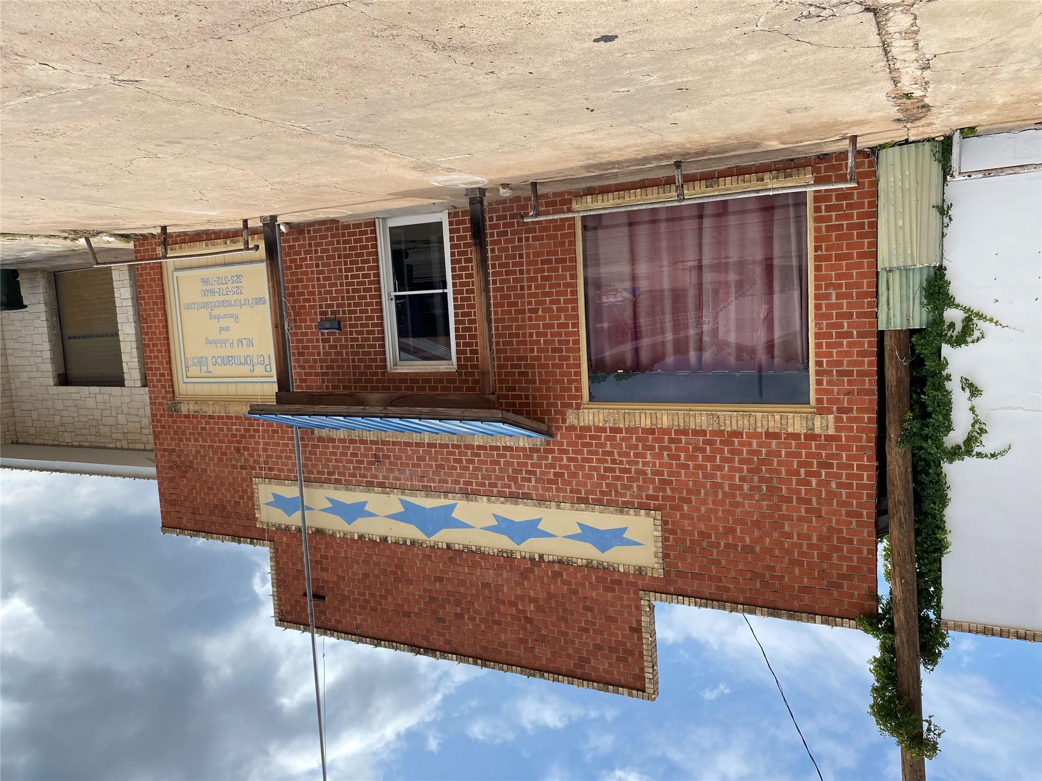 111 E Wallace St, San Saba, TX 76877
