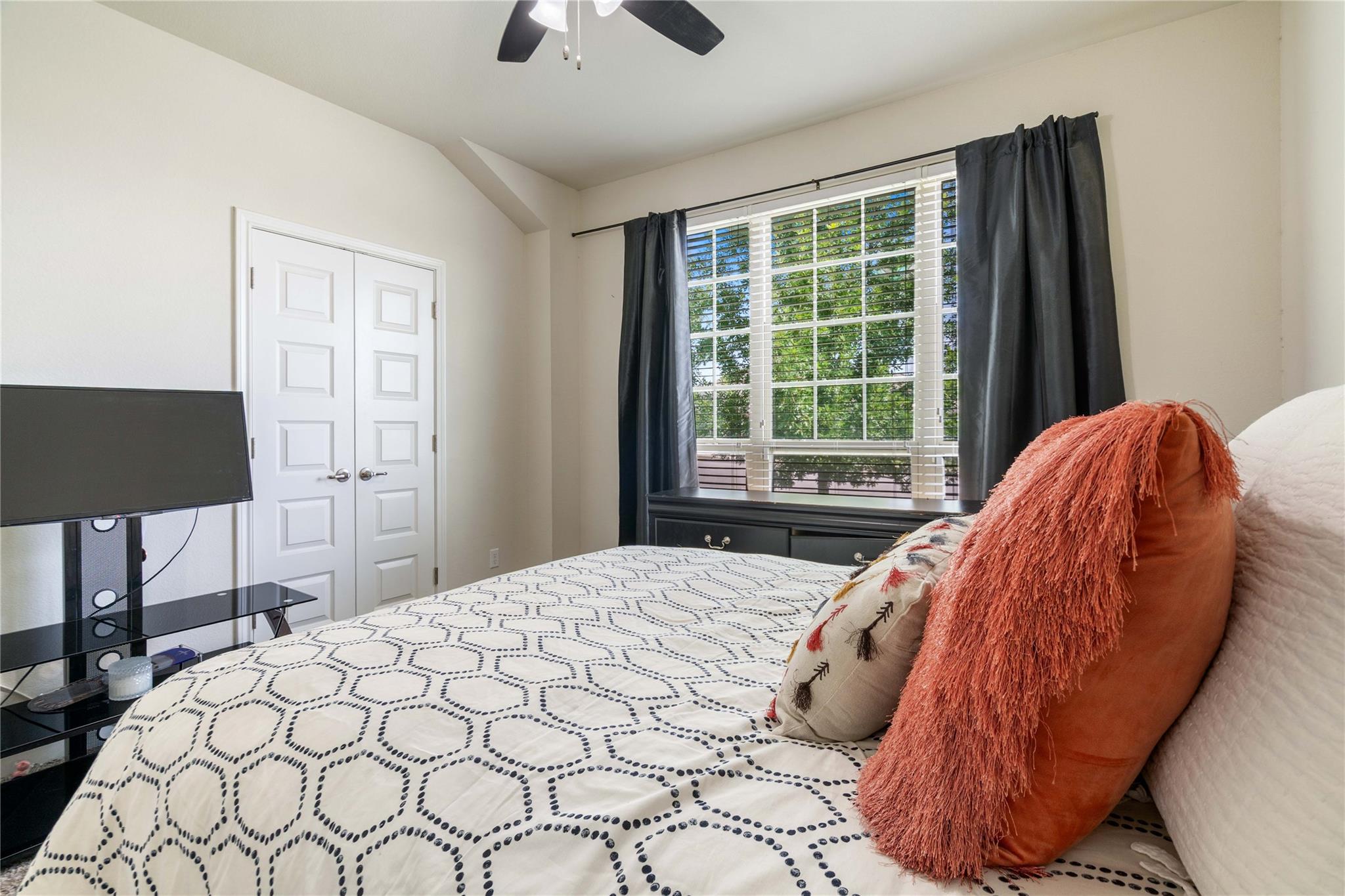 136 W Highfield St, Hutto, TX 78634
