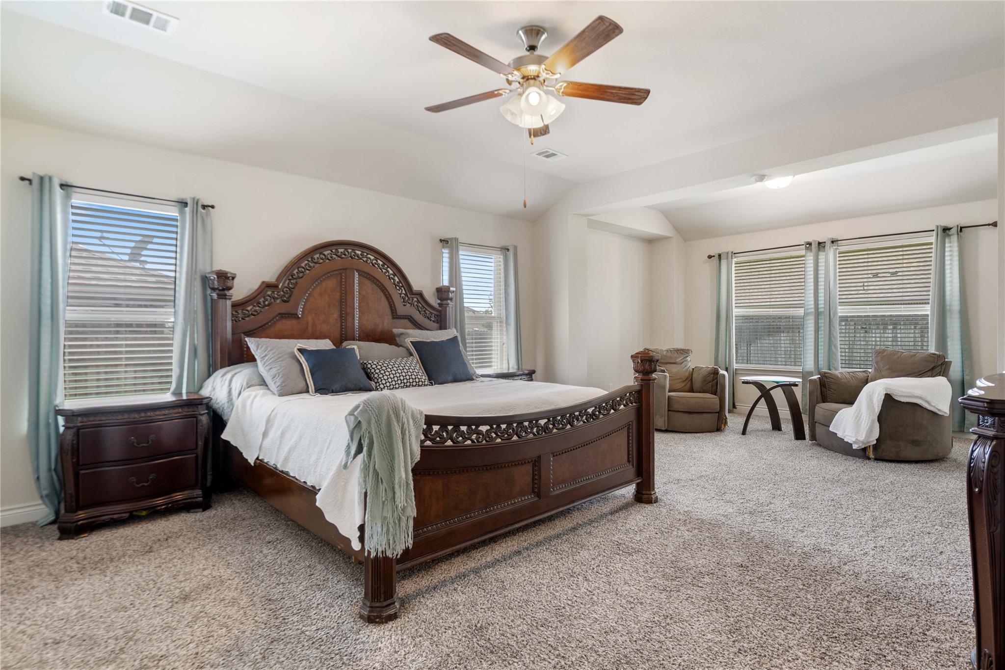 136 W Highfield St, Hutto, TX 78634