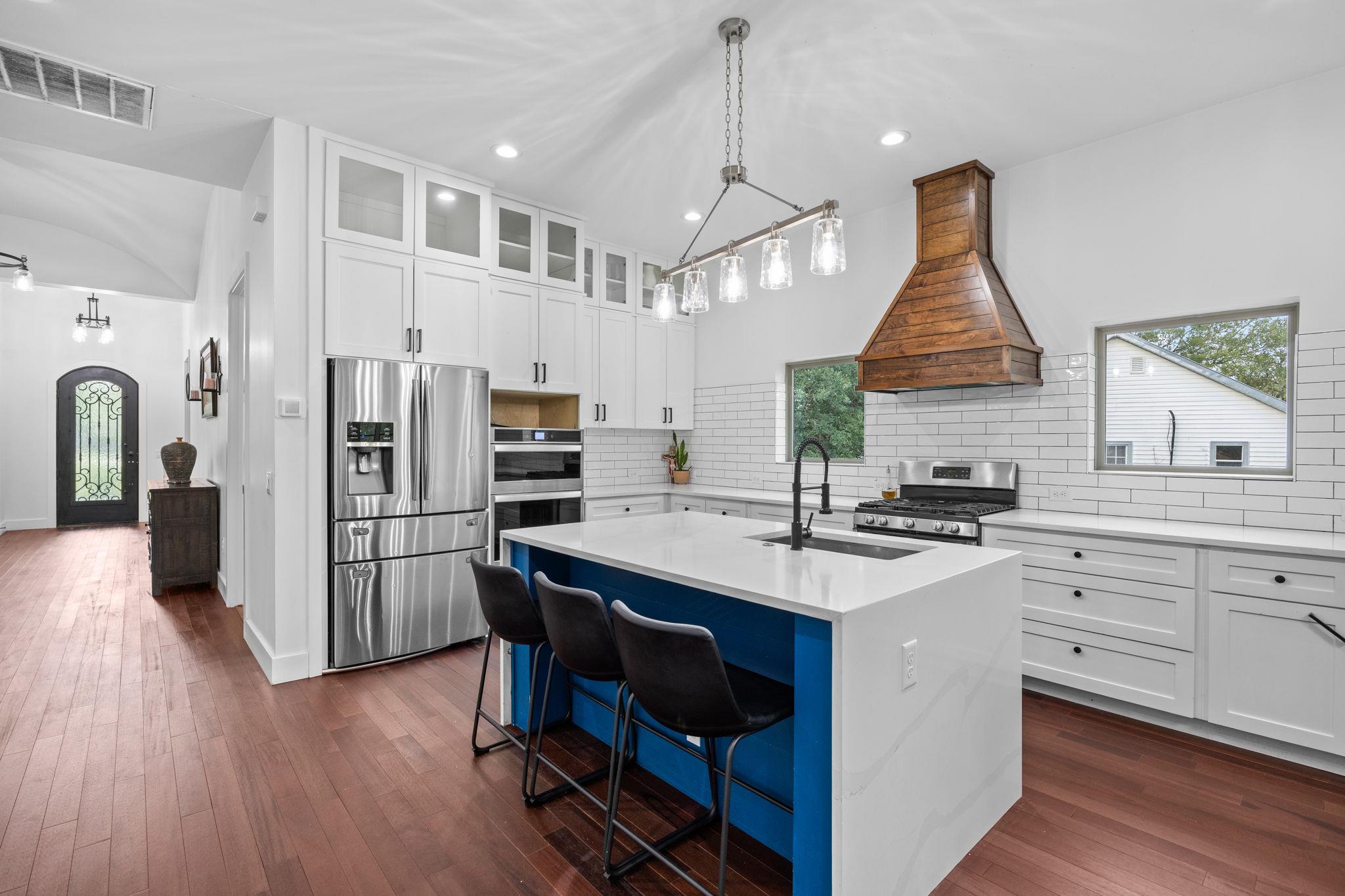 390 RIDDLE Rd, Cedar Creek, TX 78612
