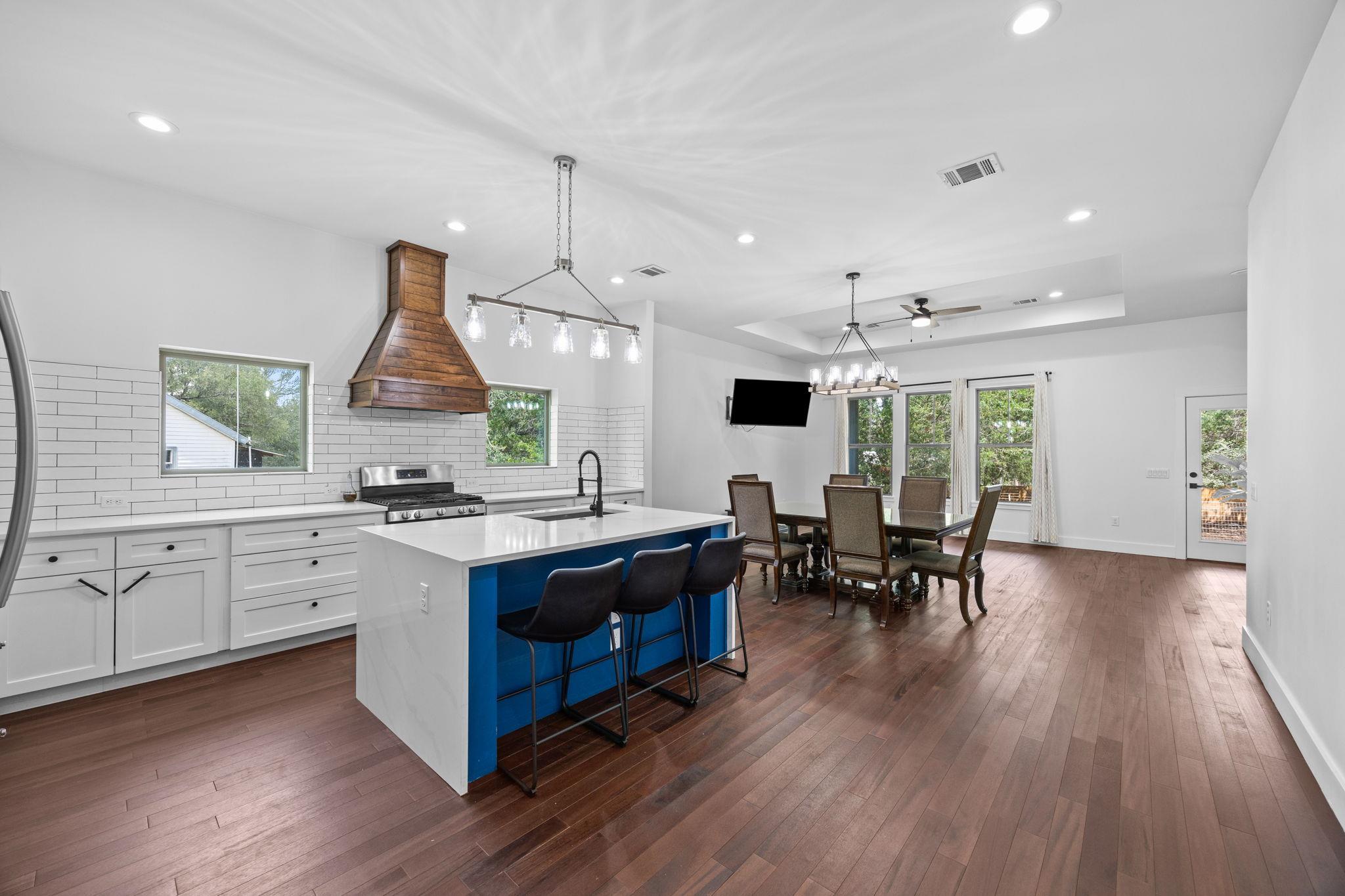 390 RIDDLE Rd, Cedar Creek, TX 78612