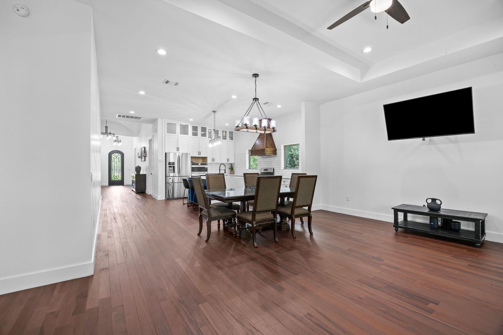 390 RIDDLE Rd, Cedar Creek, TX 78612
