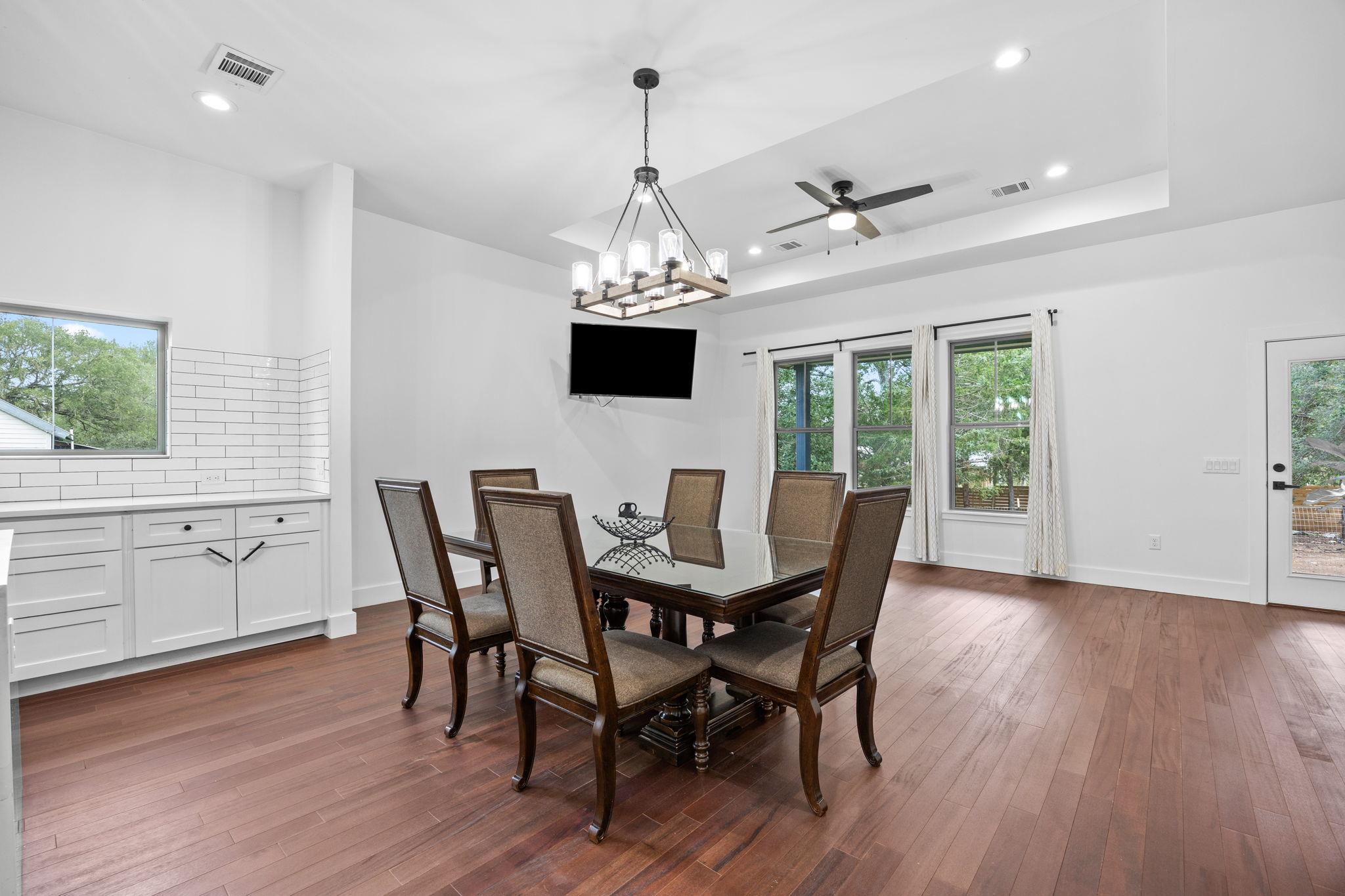 390 RIDDLE Rd, Cedar Creek, TX 78612