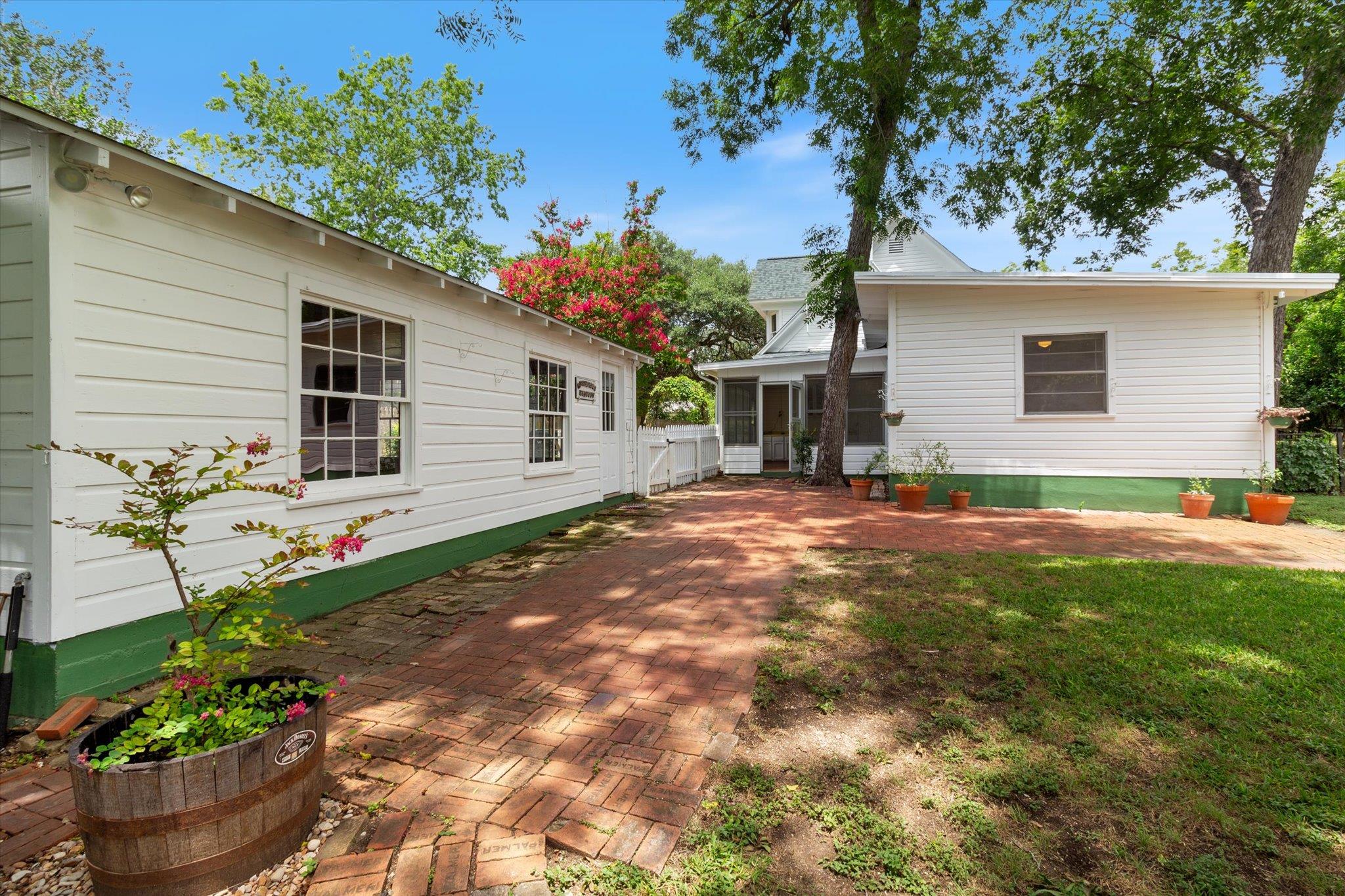 1253 W San Antonio St, San Marcos, TX 78666