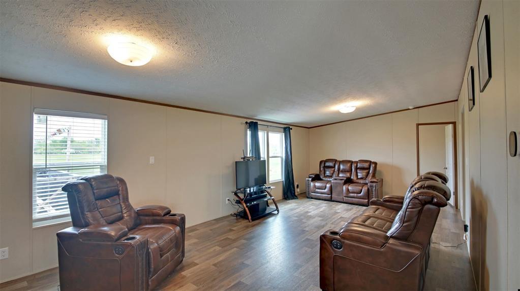 690 Casen St, Dale, TX 78616