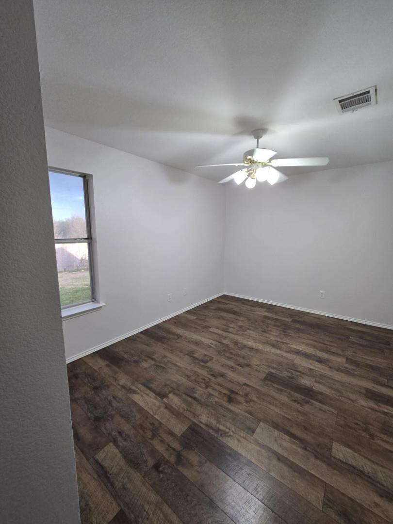 211 Valley Run Trl, Elgin, TX 78621