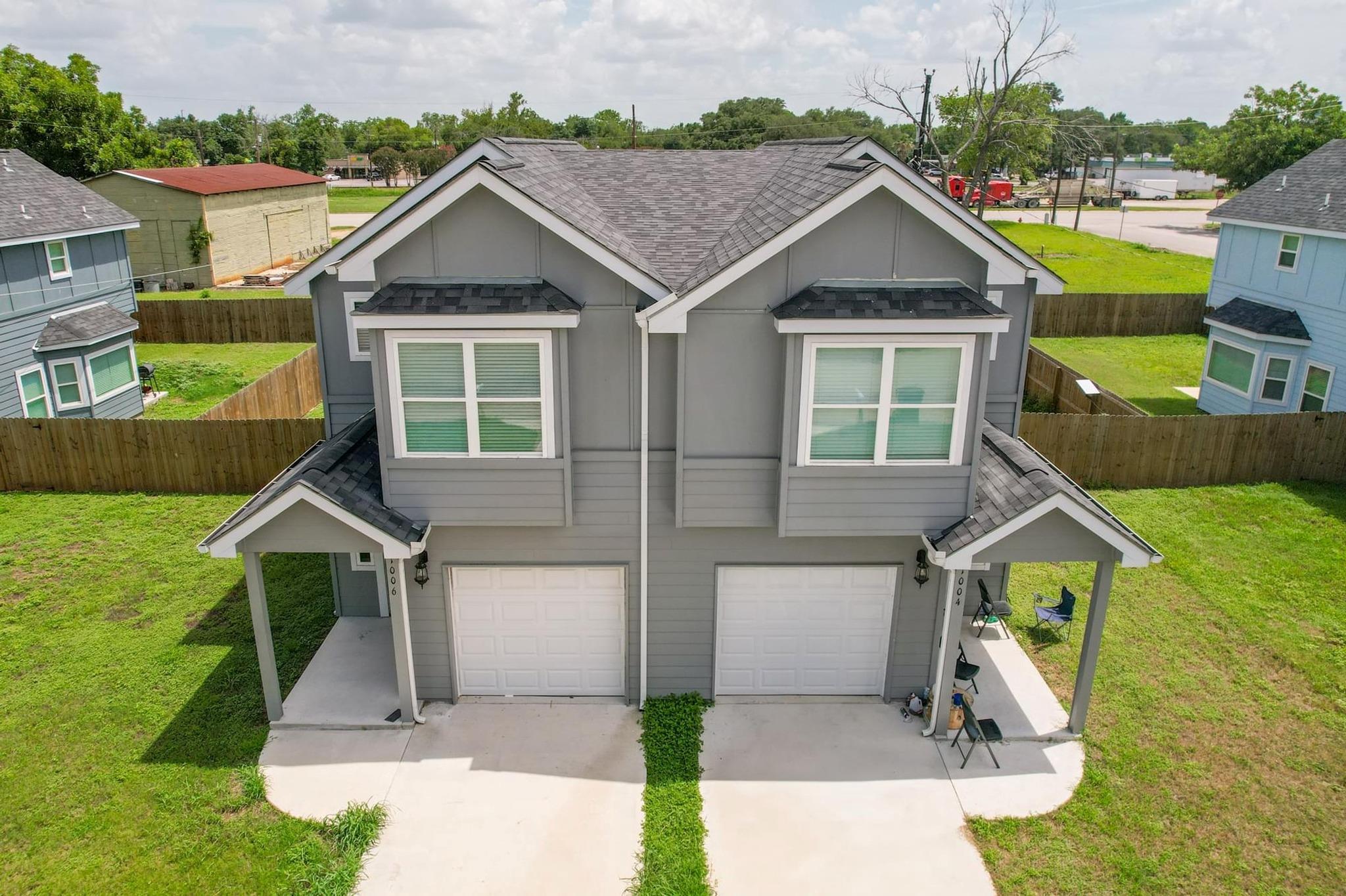 1004 Fannin St E, Luling, TX 78648