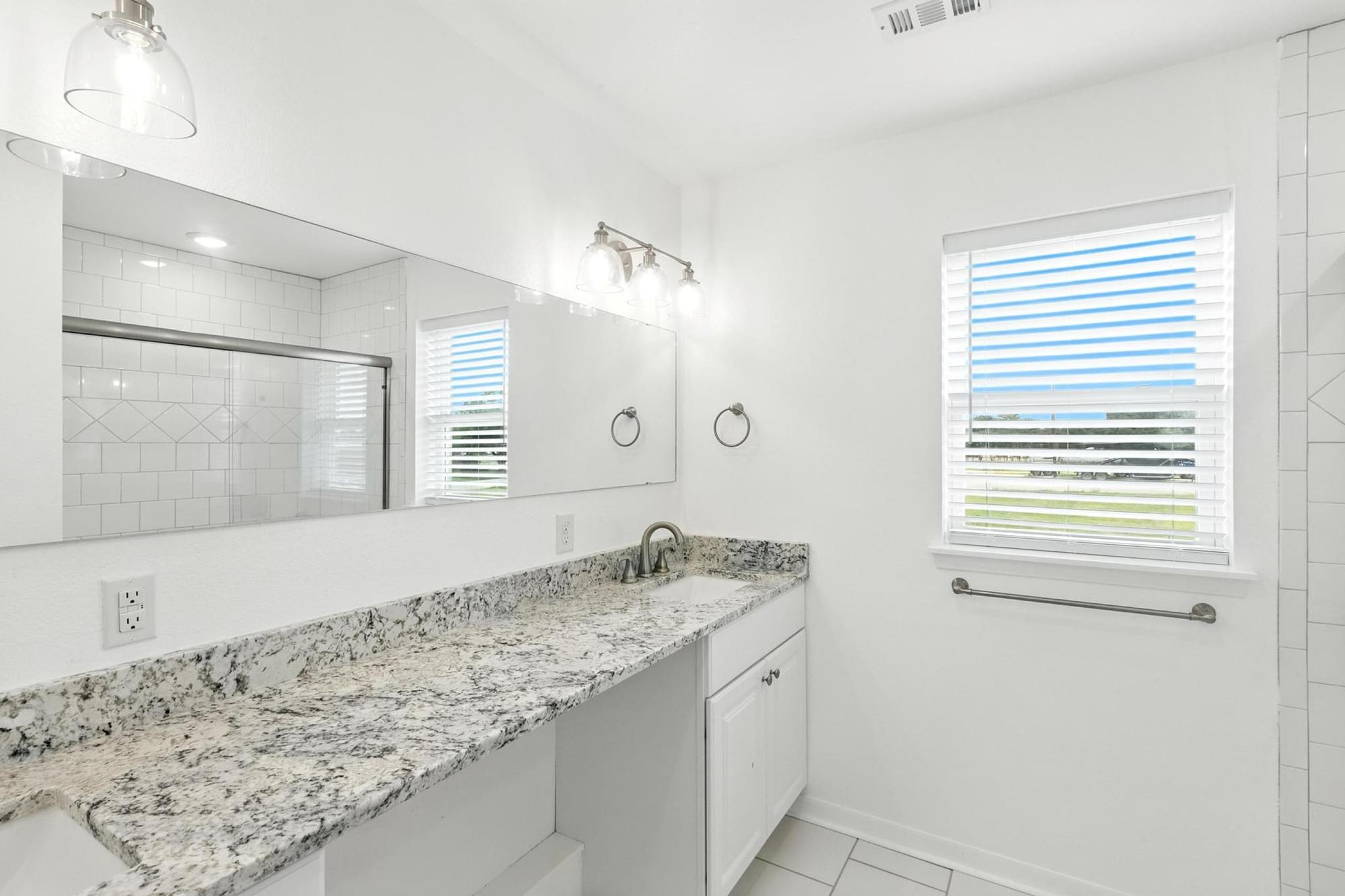 1004 Fannin St E, Luling, TX 78648