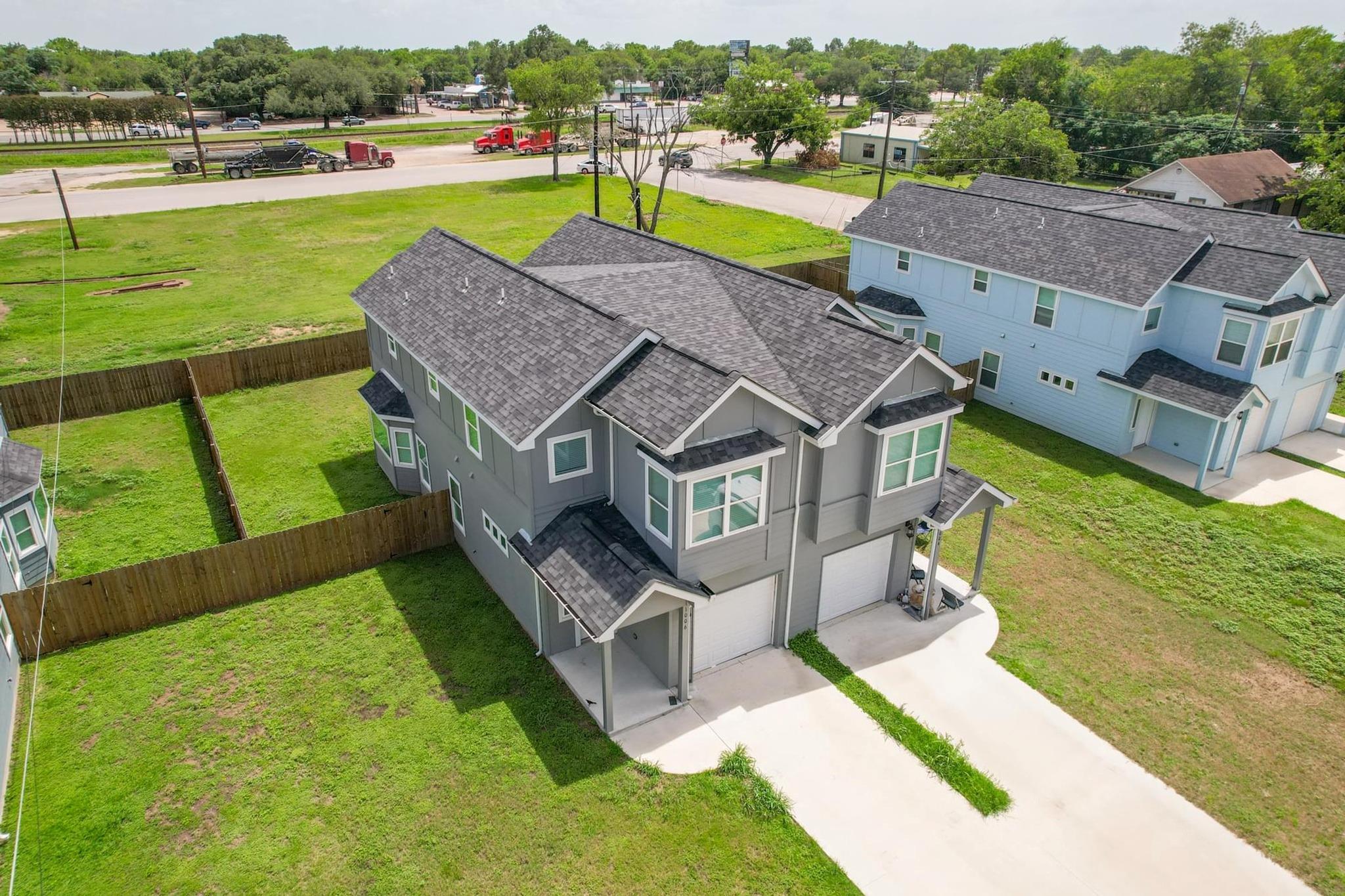 1004 Fannin St E, Luling, TX 78648