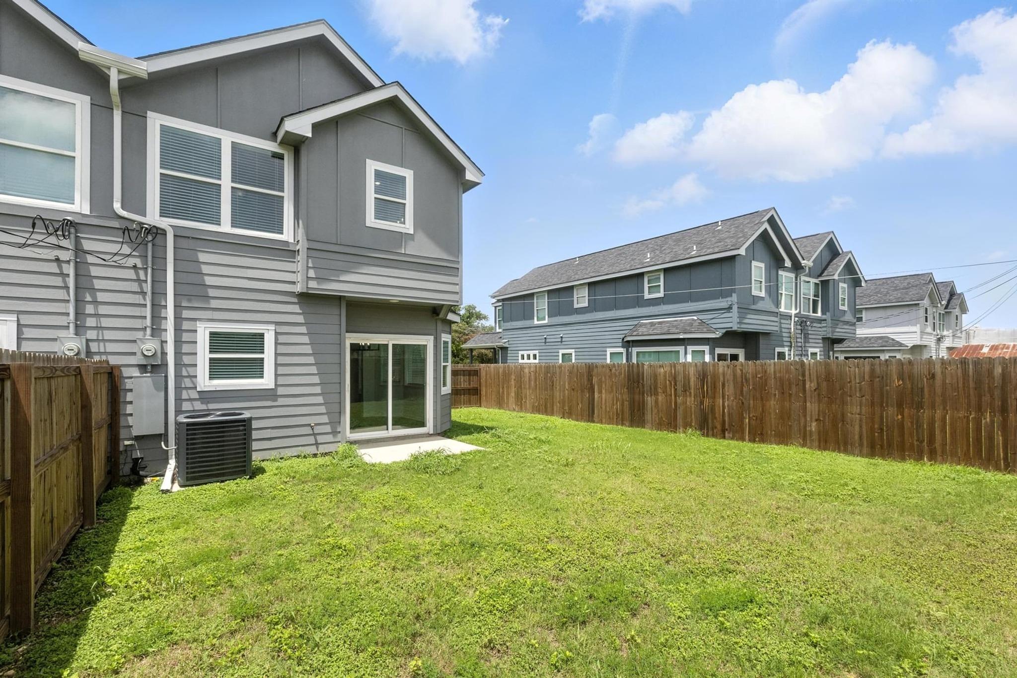 1004 Fannin St E, Luling, TX 78648