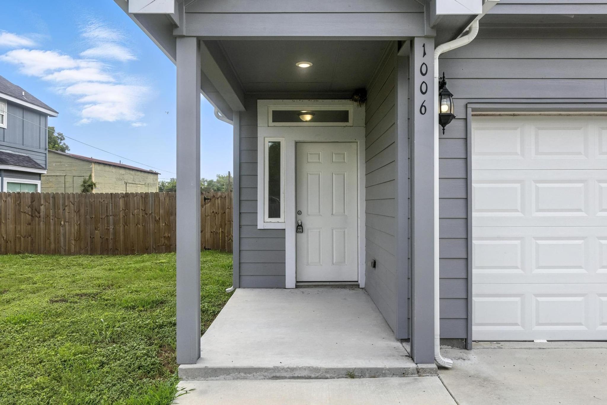 1004 Fannin St E, Luling, TX 78648