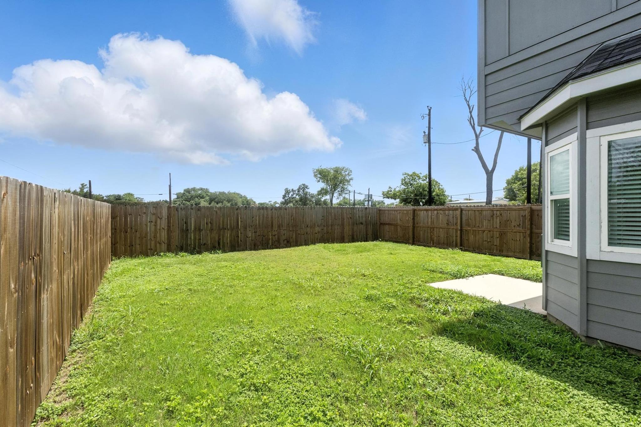 1004 Fannin St E, Luling, TX 78648