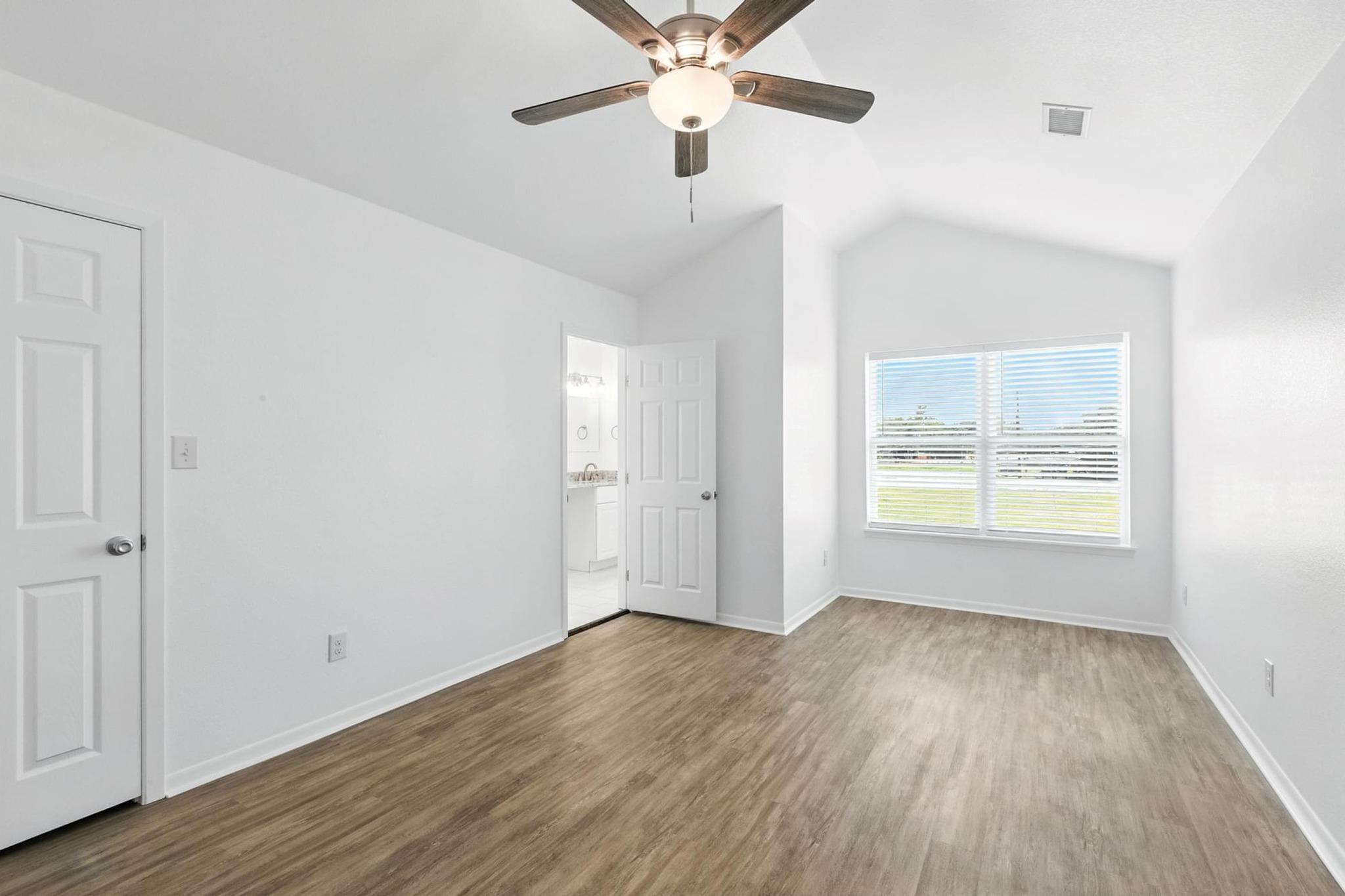 1004 Fannin St E, Luling, TX 78648