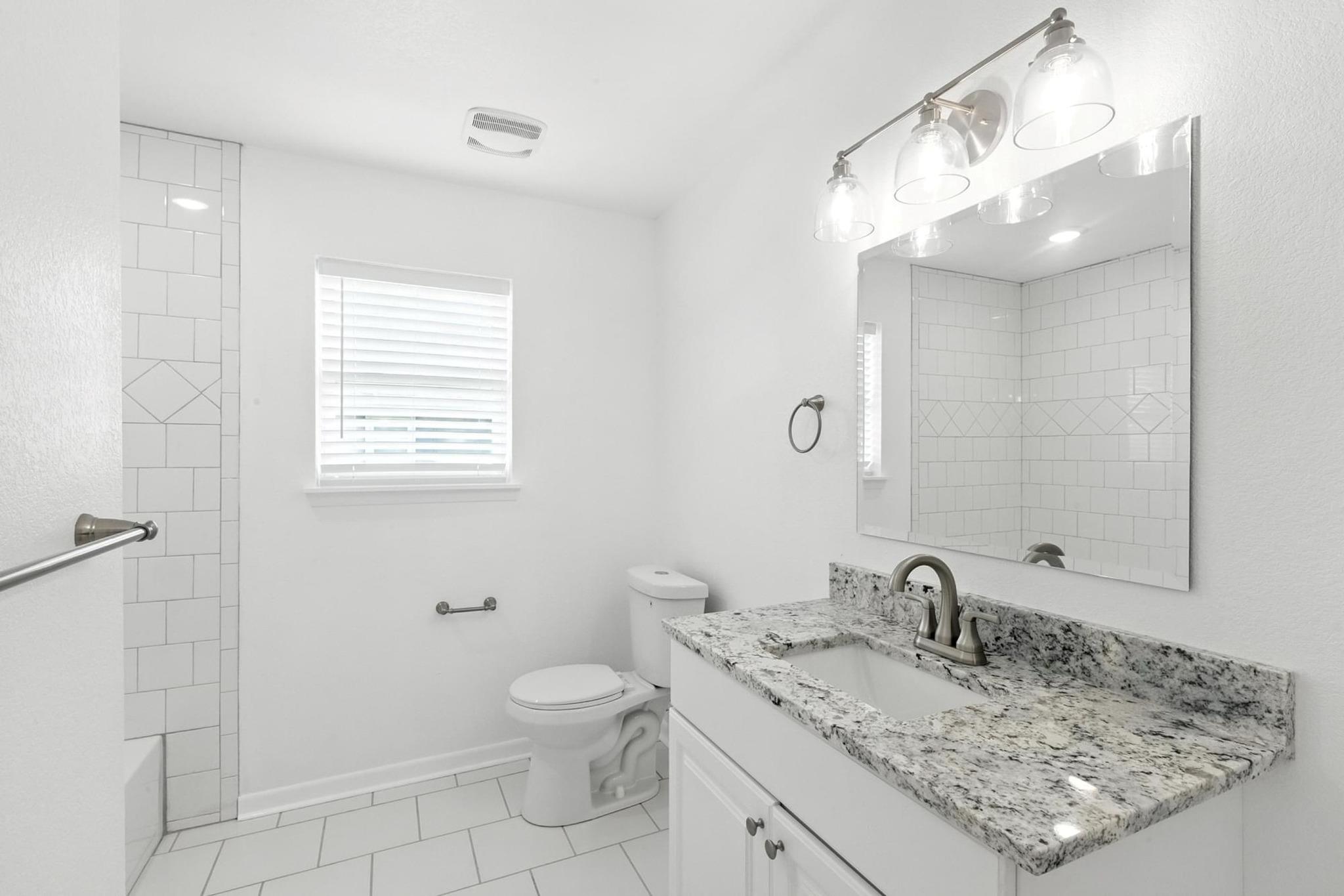 1004 Fannin St E, Luling, TX 78648