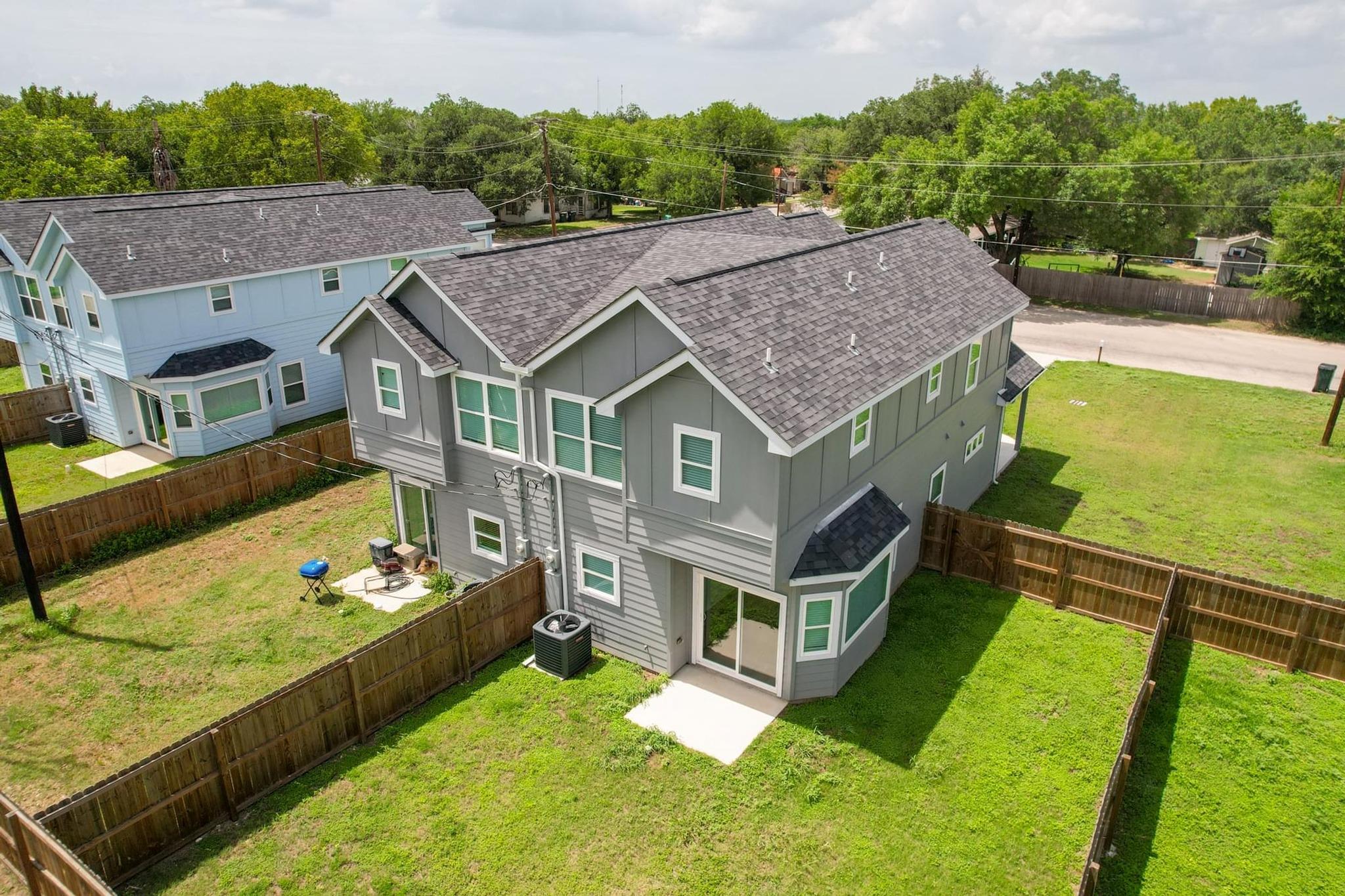 1004 Fannin St E, Luling, TX 78648
