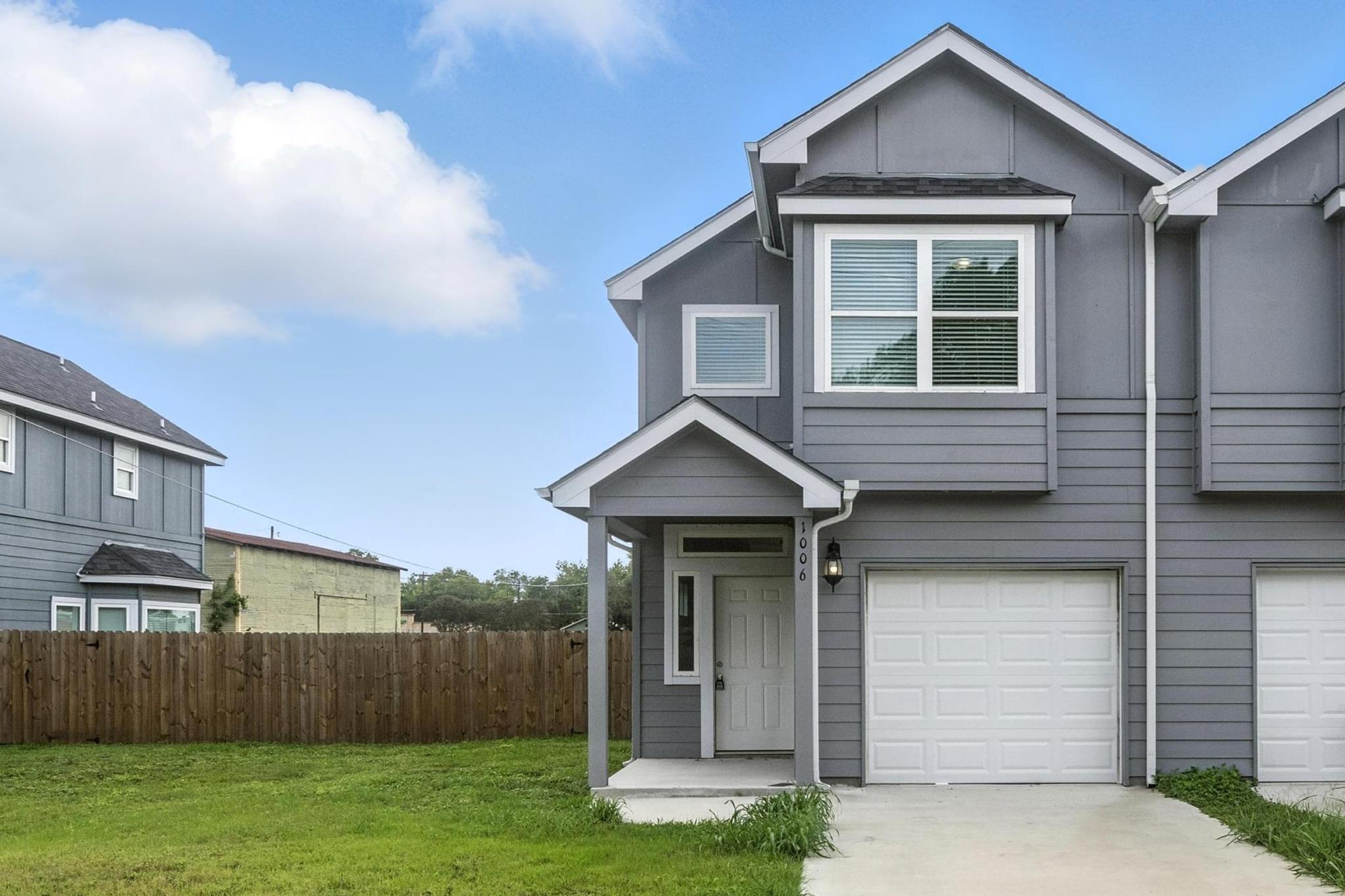 1004 Fannin St E, Luling, TX 78648