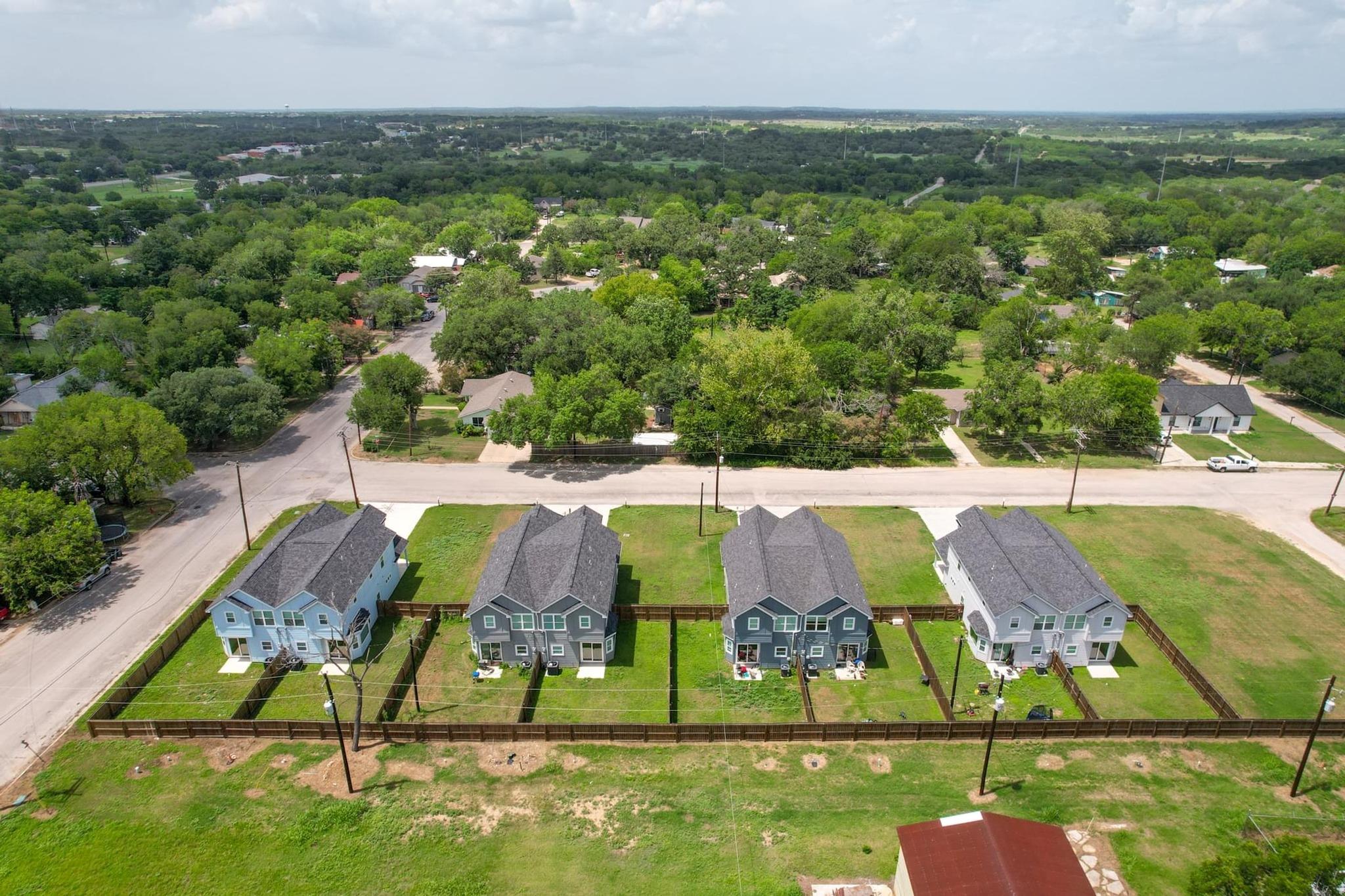 1004 Fannin St E, Luling, TX 78648