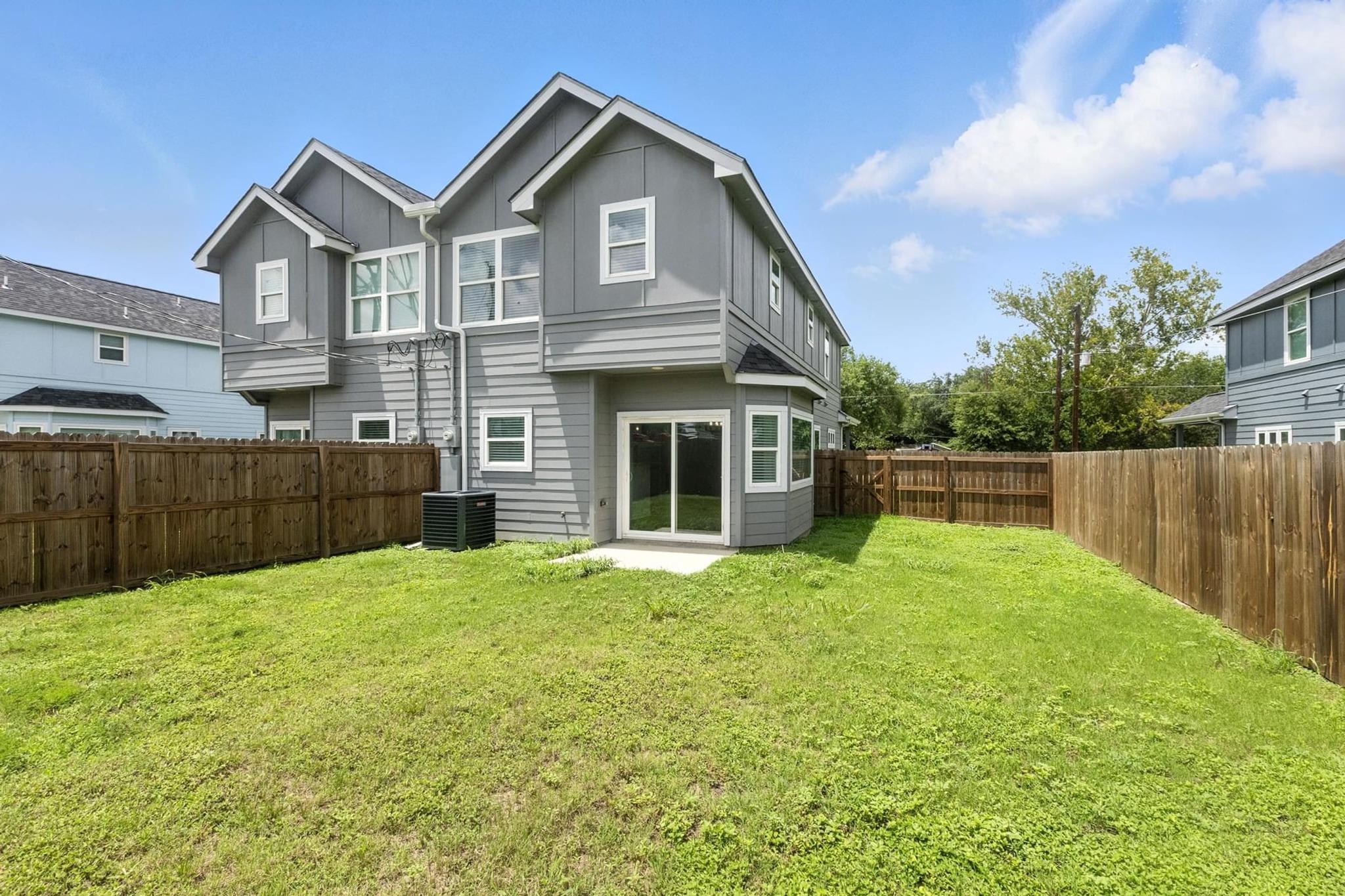 1004 Fannin St E, Luling, TX 78648