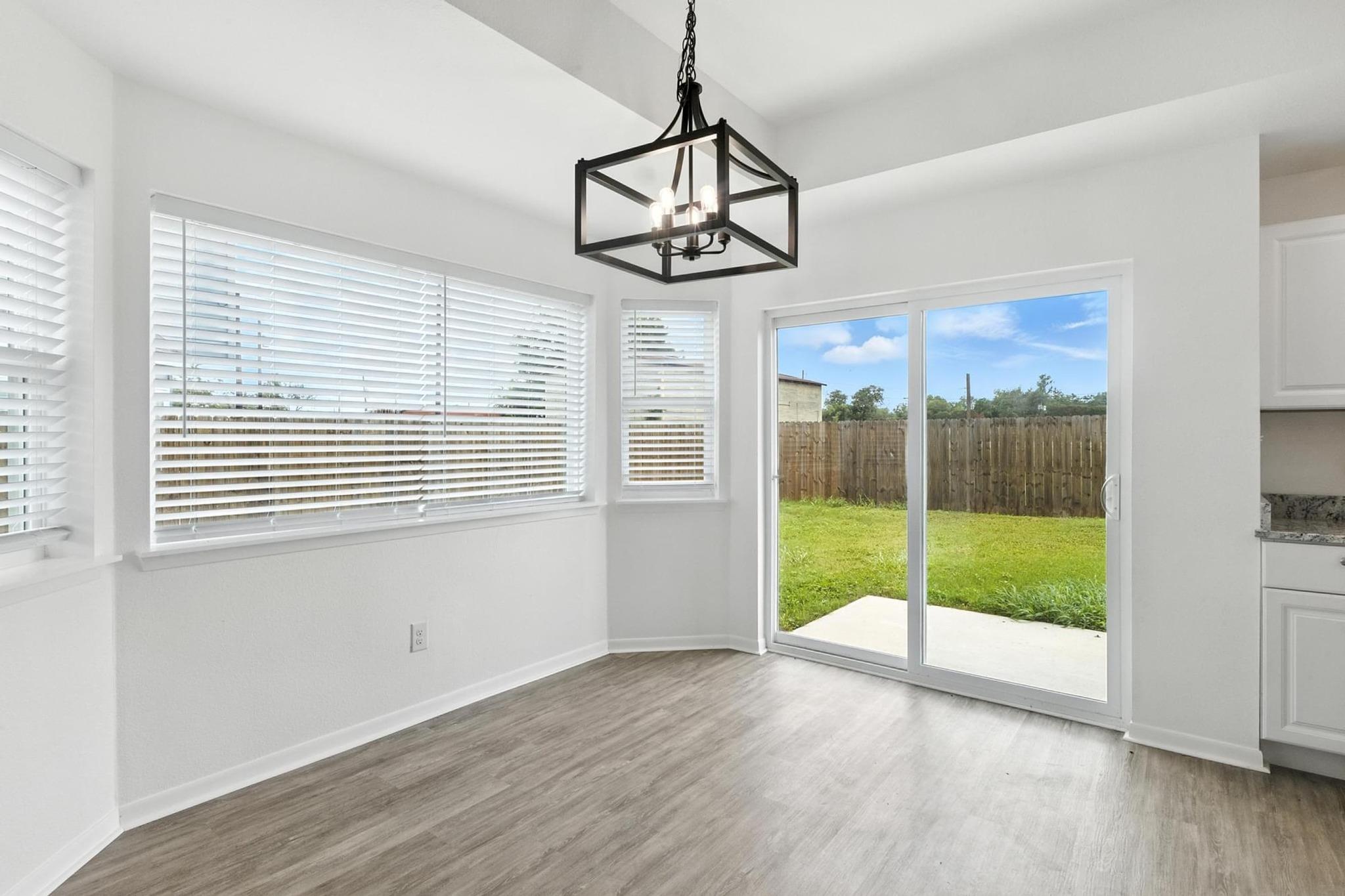 1004 Fannin St E, Luling, TX 78648