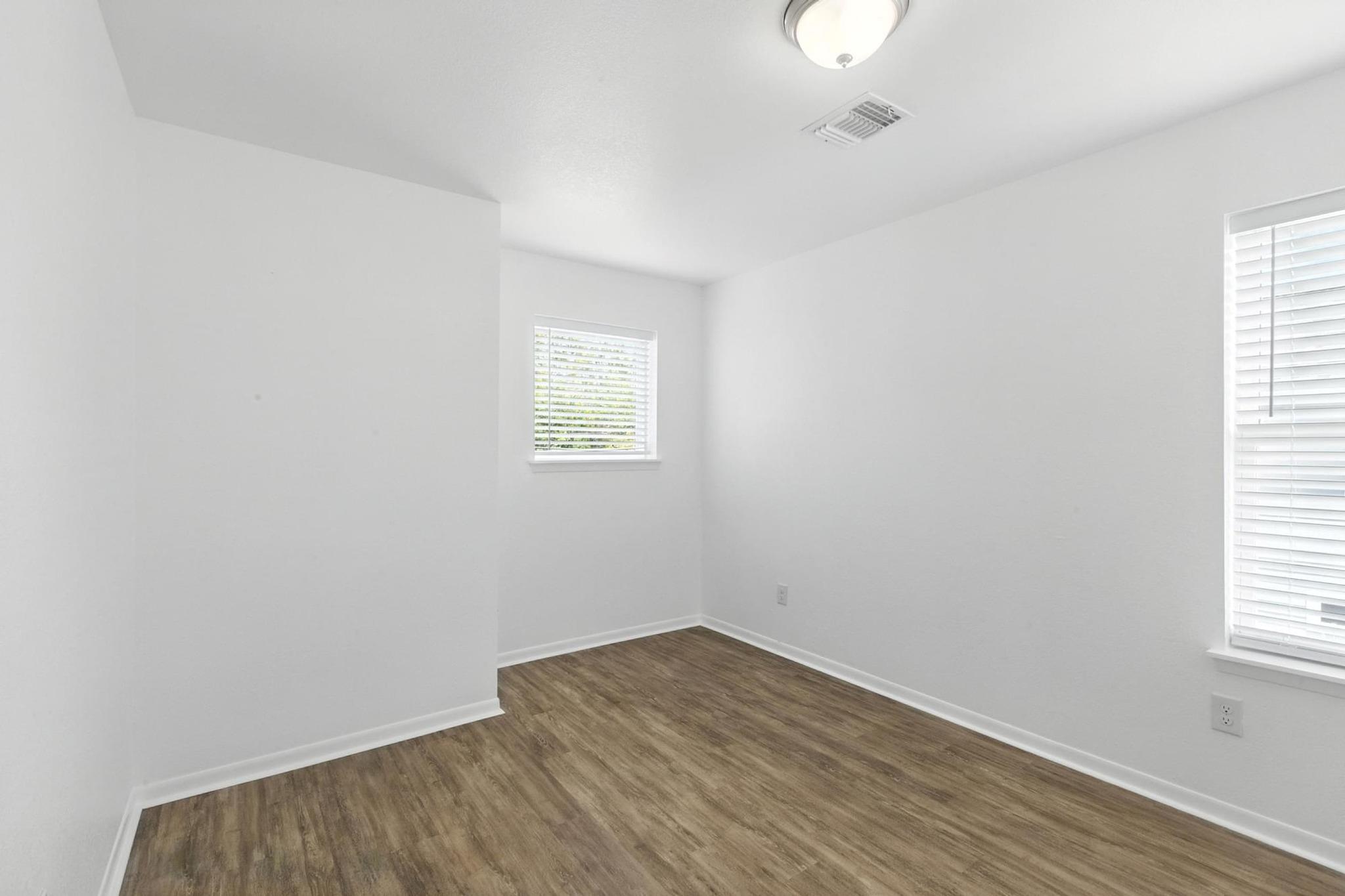 1004 Fannin St E, Luling, TX 78648