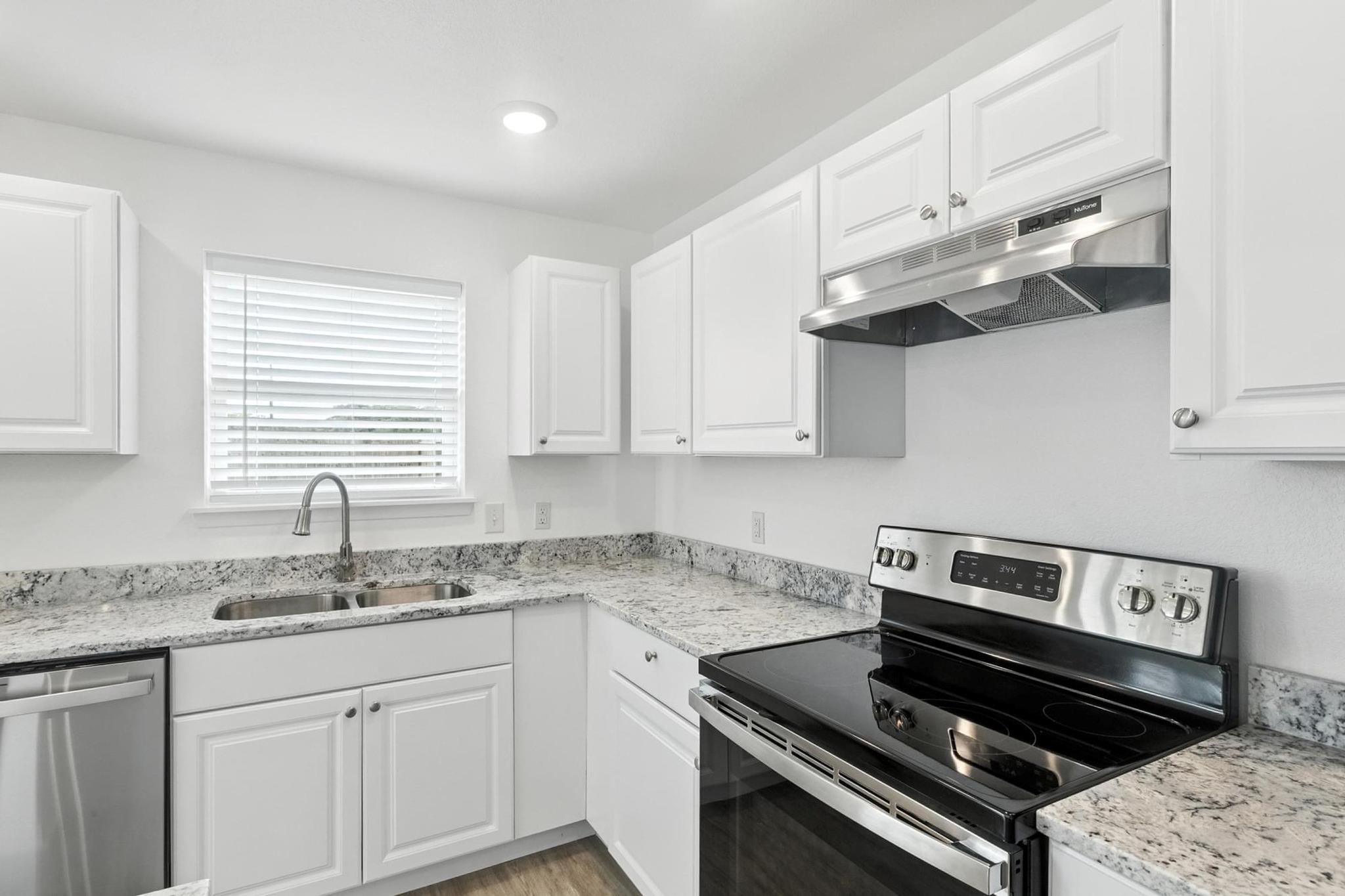1004 Fannin St E, Luling, TX 78648