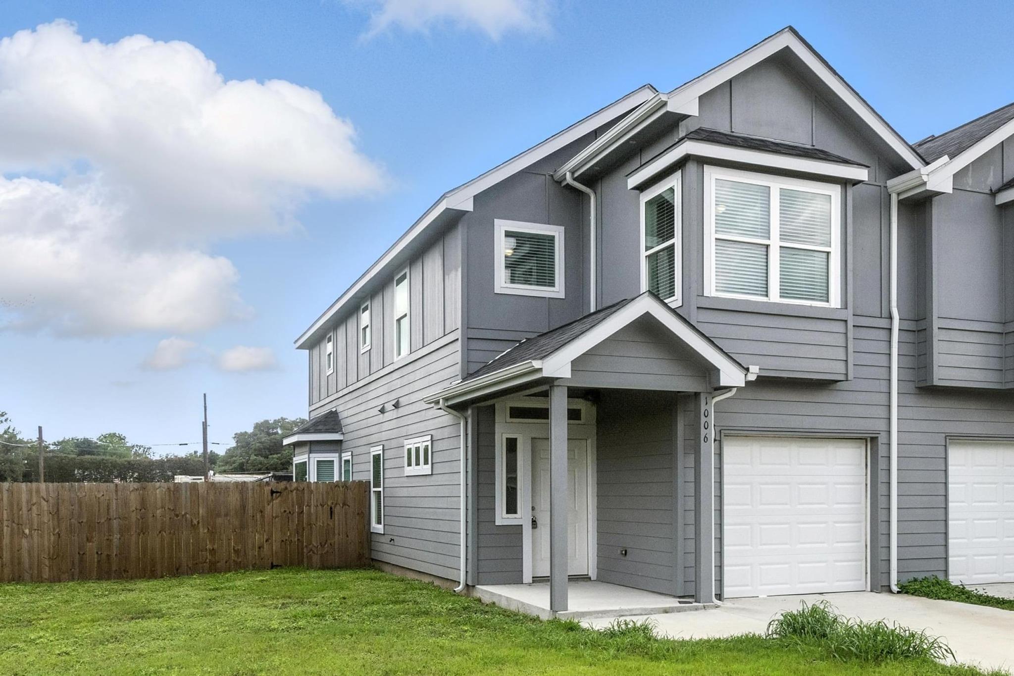 1004 Fannin St E, Luling, TX 78648
