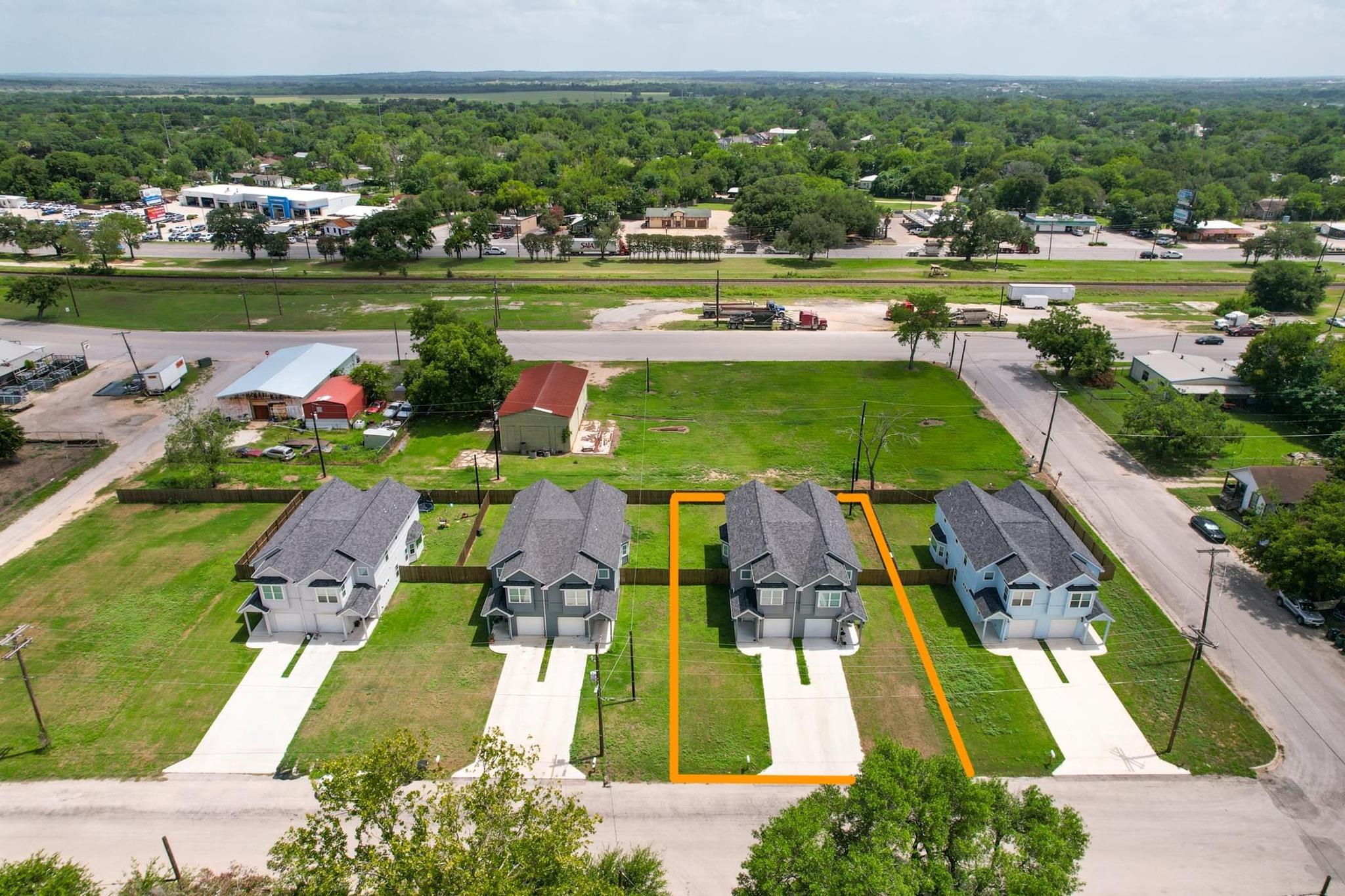 1004 Fannin St E, Luling, TX 78648